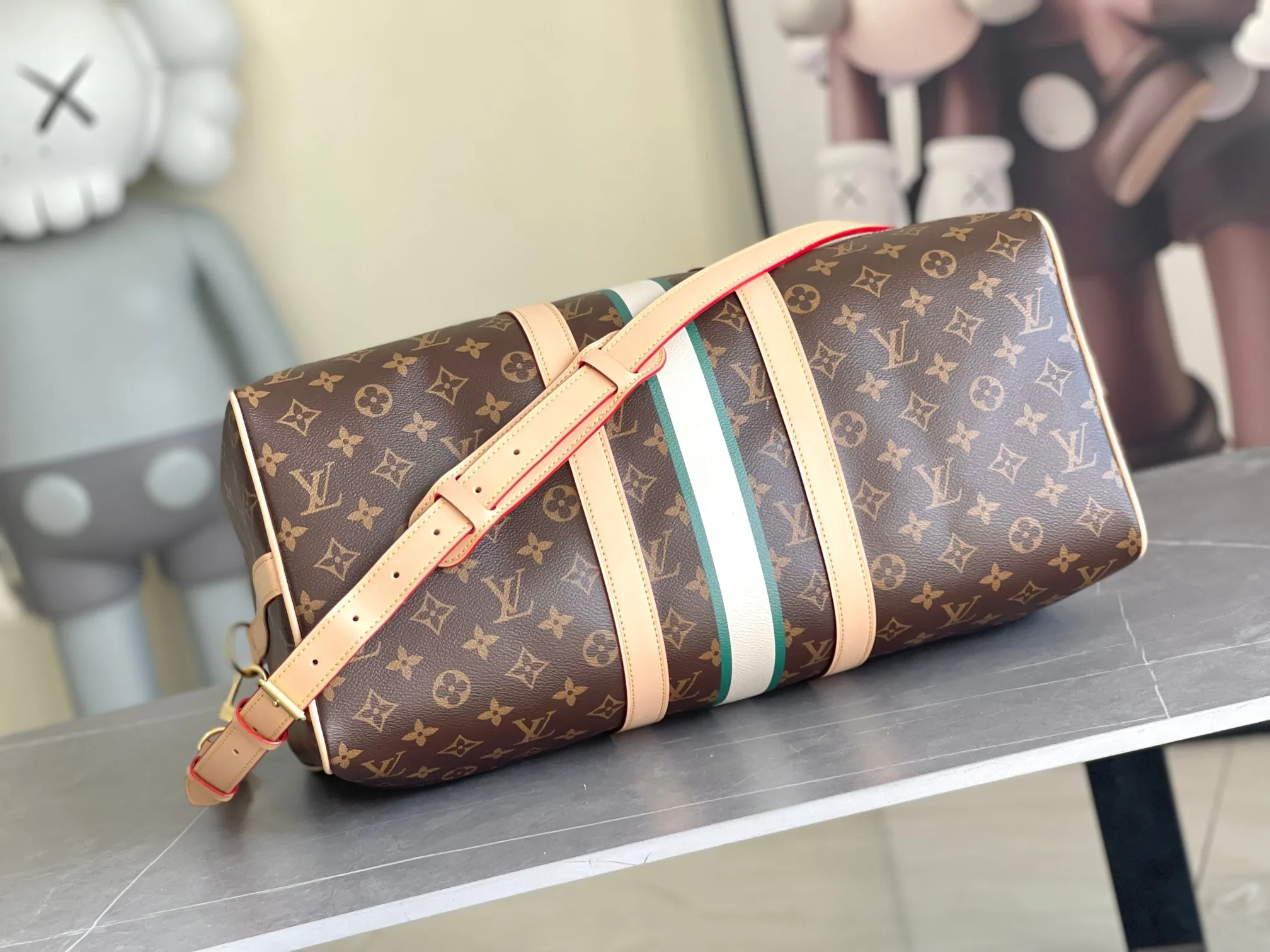💰1280 Top original order P3888 KEEPALL BANDOULIÈRE 45 travel bag 2021-22 autumn and winter show reveals the new charm of the Everyday LV capsule series Keepall Bandouliere 45 travel bag. Vintage Monogram coated canvas depicts the Monogram pattern with subtle irregular lines, evoking the traditional stamping process. The new louis vuitton! logo is inspired by the chain’s signature elements. size: 45 x 27 x 20