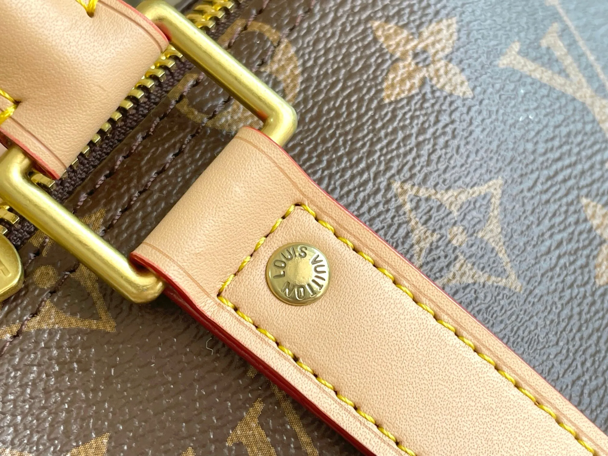 💰1280 Top original order P3888 KEEPALL BANDOULIÈRE 45 travel bag 2021-22 autumn and winter show reveals the new charm of the Everyday LV capsule series Keepall Bandouliere 45 travel bag. Vintage Monogram coated canvas depicts the Monogram pattern with subtle irregular lines, evoking the traditional stamping process. The new louis vuitton! logo is inspired by the chain’s signature elements. size: 45 x 27 x 20