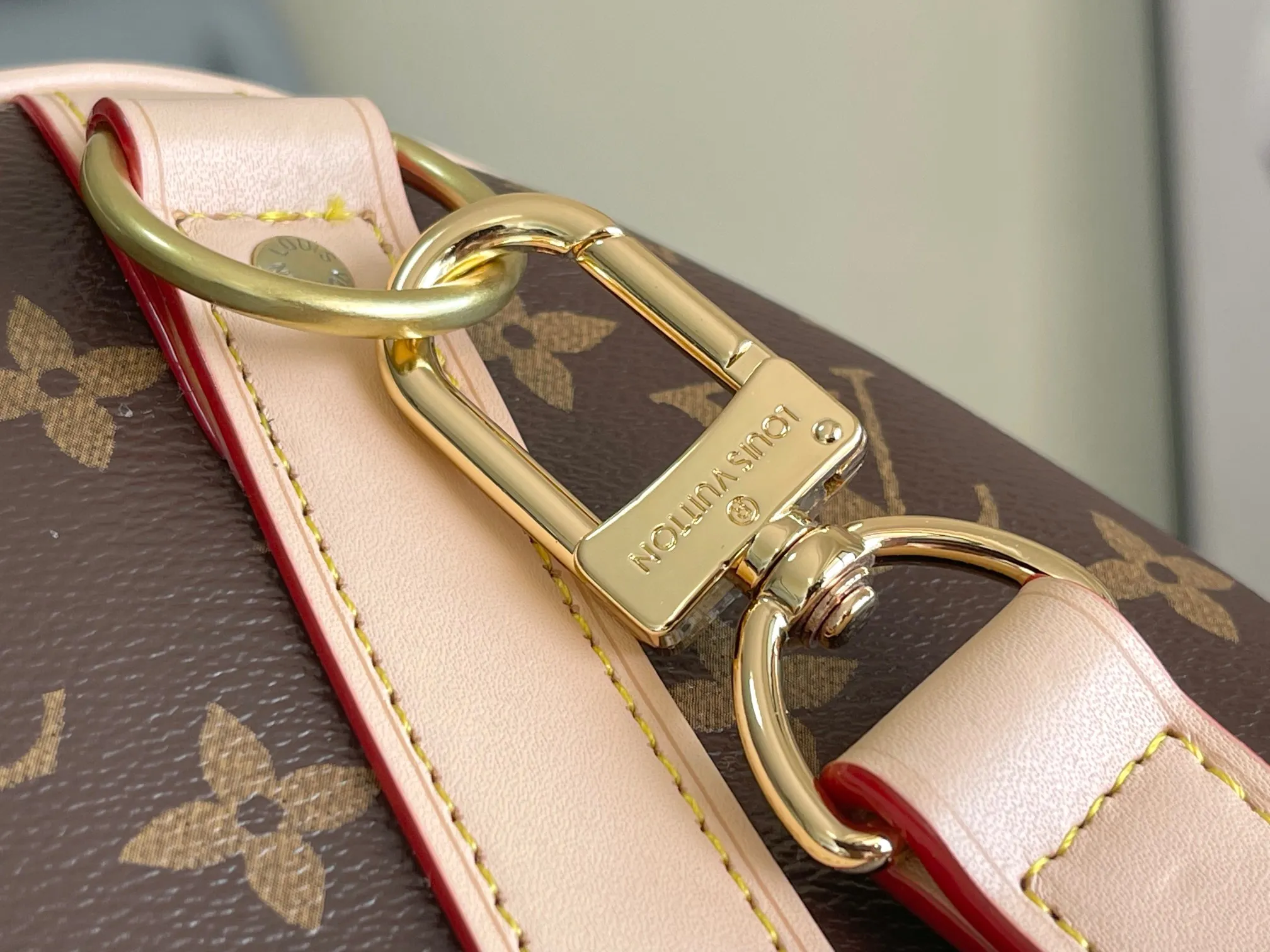 💰1280 Top original order P3888 KEEPALL BANDOULIÈRE 45 travel bag 2021-22 autumn and winter show reveals the new charm of the Everyday LV capsule series Keepall Bandouliere 45 travel bag. Vintage Monogram coated canvas depicts the Monogram pattern with subtle irregular lines, evoking the traditional stamping process. The new louis vuitton! logo is inspired by the chain’s signature elements. size: 45 x 27 x 20