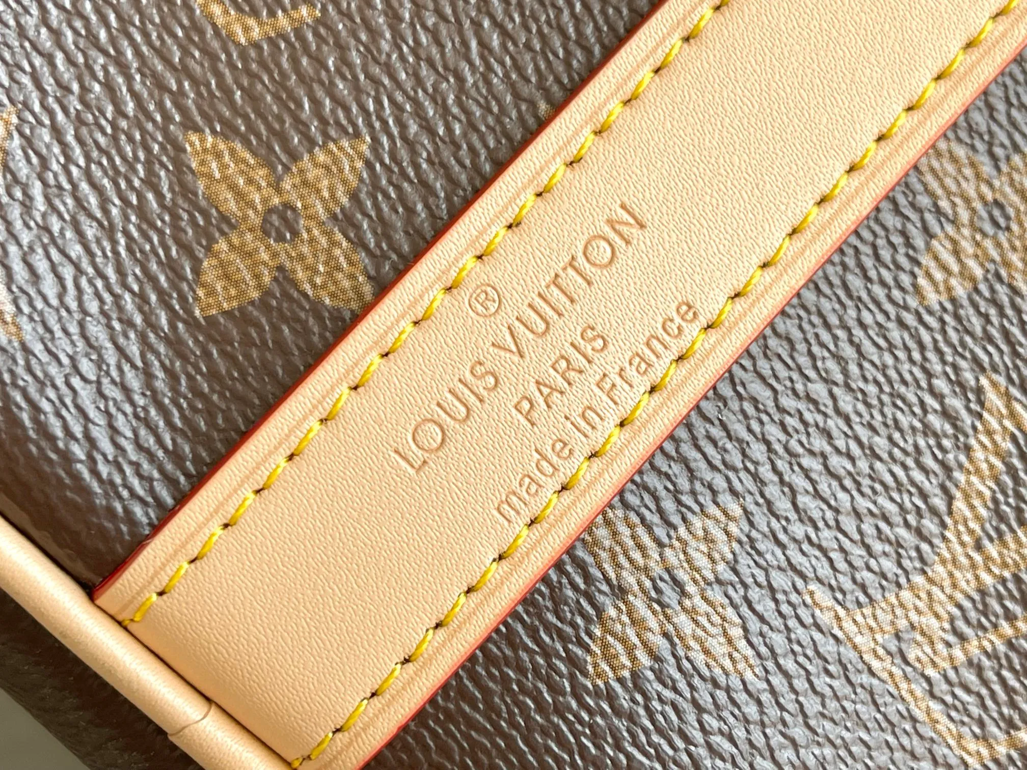 💰1280 Top original order P3888 KEEPALL BANDOULIÈRE 45 travel bag 2021-22 autumn and winter show reveals the new charm of the Everyday LV capsule series Keepall Bandouliere 45 travel bag. Vintage Monogram coated canvas depicts the Monogram pattern with subtle irregular lines, evoking the traditional stamping process. The new louis vuitton! logo is inspired by the chain’s signature elements. size: 45 x 27 x 20