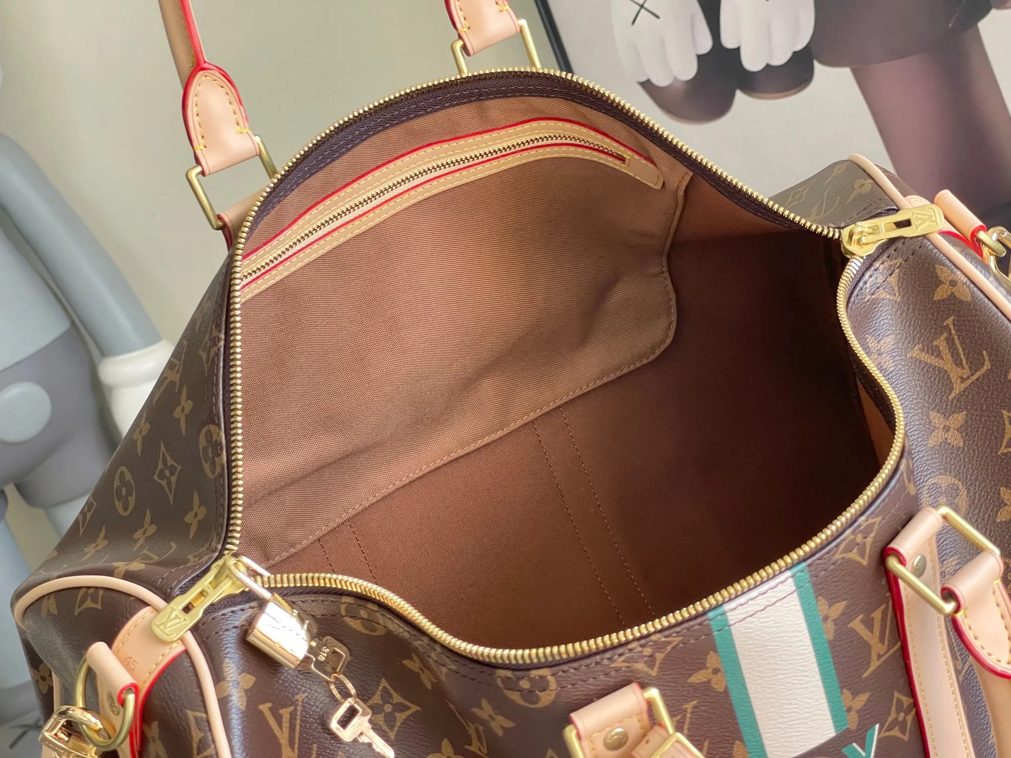 💰1280 Top original order P3888 KEEPALL BANDOULIÈRE 45 travel bag 2021-22 autumn and winter show reveals the new charm of the Everyday LV capsule series Keepall Bandouliere 45 travel bag. Vintage Monogram coated canvas depicts the Monogram pattern with subtle irregular lines, evoking the traditional stamping process. The new louis vuitton! logo is inspired by the chain’s signature elements. size: 45 x 27 x 20