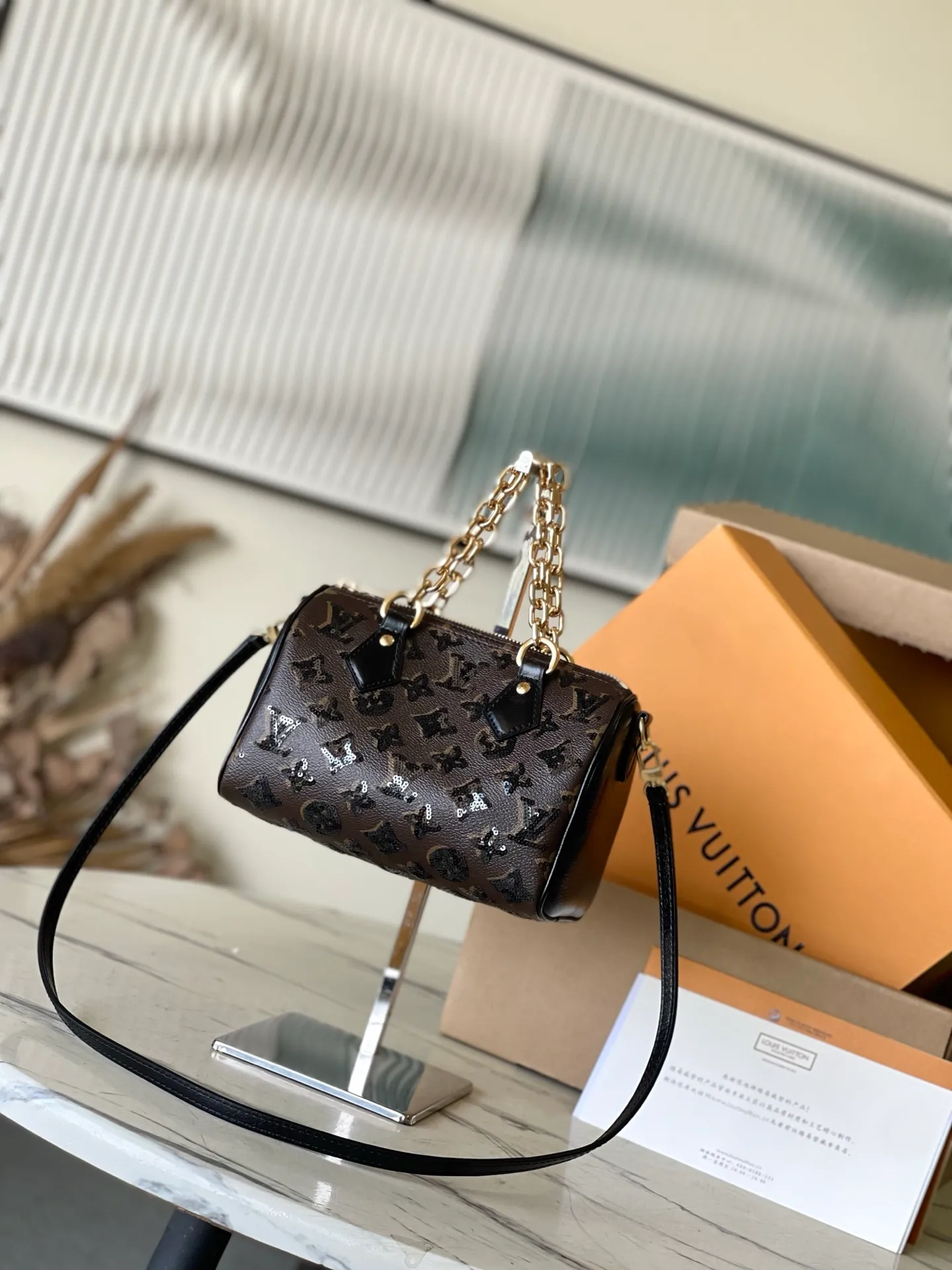 💰1180 (top layer leather) top quality original item M26314 This Monogram Sequins version of the Speedy Bandoullere 20 handbag comes from the LV Sk series. The canvas body is decorated with sparkling sequins, creating a deep light and shadow effect like a solar eclipse. The dazzling thick chain upgrades the elegant style, and the leather shoulder strap makes it easy to carry cross-body, making it a perfect choice for dinner occasions. Dimensions: 20.5 × 15 × 13 cm