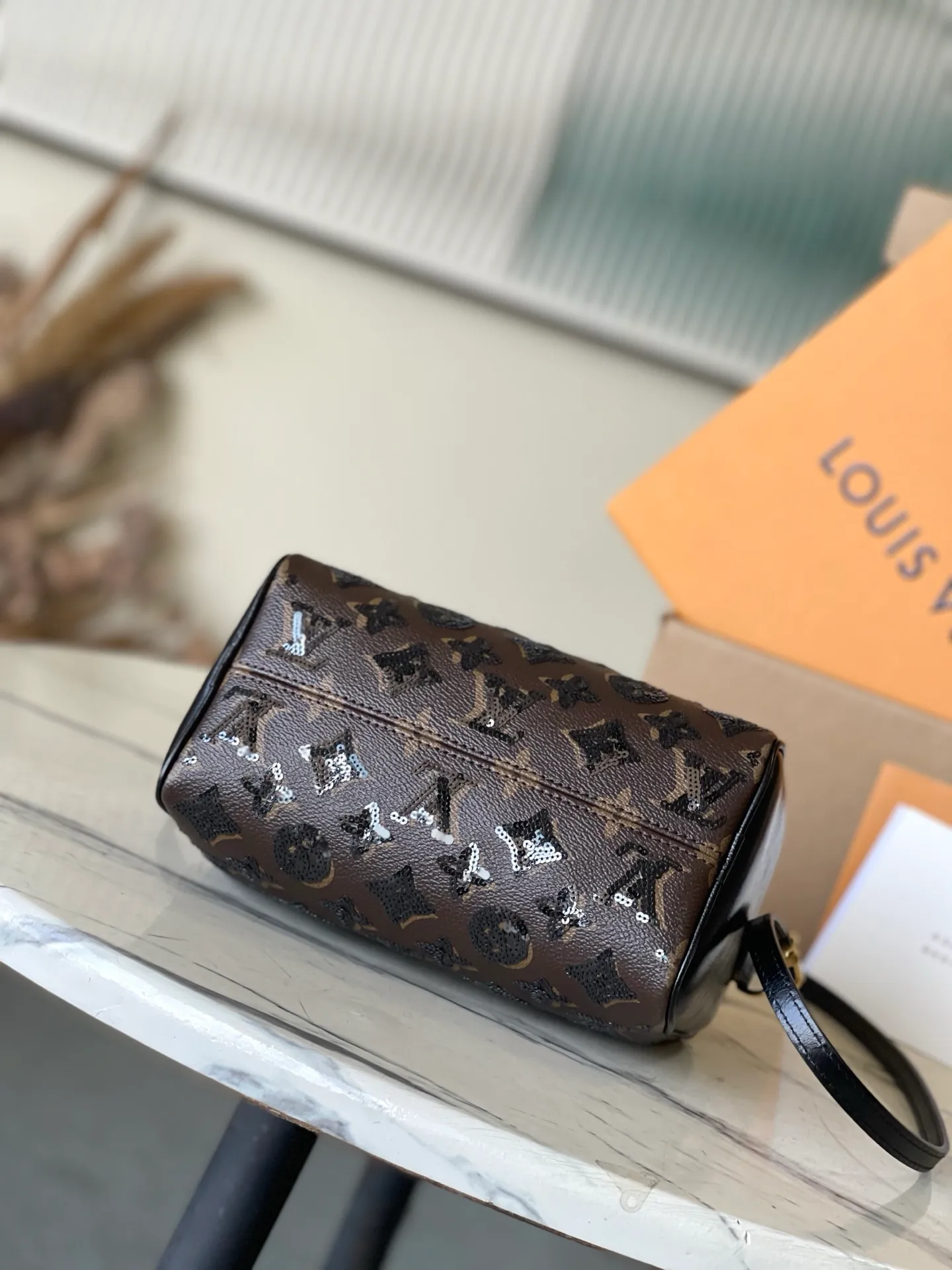 💰1180 (top layer leather) top quality original item M26314 This Monogram Sequins version of the Speedy Bandoullere 20 handbag comes from the LV Sk series. The canvas body is decorated with sparkling sequins, creating a deep light and shadow effect like a solar eclipse. The dazzling thick chain upgrades the elegant style, and the leather shoulder strap makes it easy to carry cross-body, making it a perfect choice for dinner occasions. Dimensions: 20.5 × 15 × 13 cm