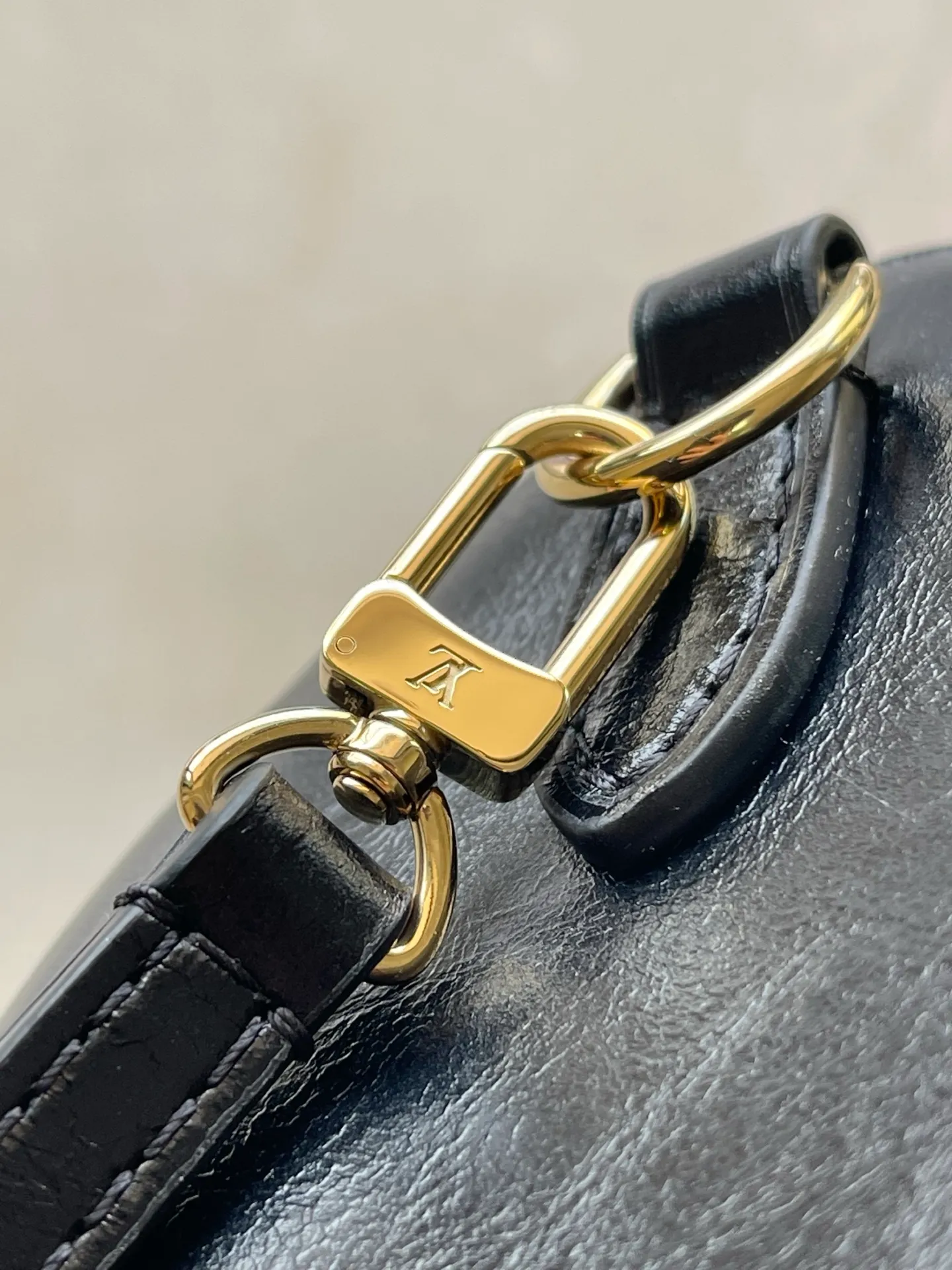 💰1180 (top layer leather) top quality original item M26314 This Monogram Sequins version of the Speedy Bandoullere 20 handbag comes from the LV Sk series. The canvas body is decorated with sparkling sequins, creating a deep light and shadow effect like a solar eclipse. The dazzling thick chain upgrades the elegant style, and the leather shoulder strap makes it easy to carry cross-body, making it a perfect choice for dinner occasions. Dimensions: 20.5 × 15 × 13 cm
