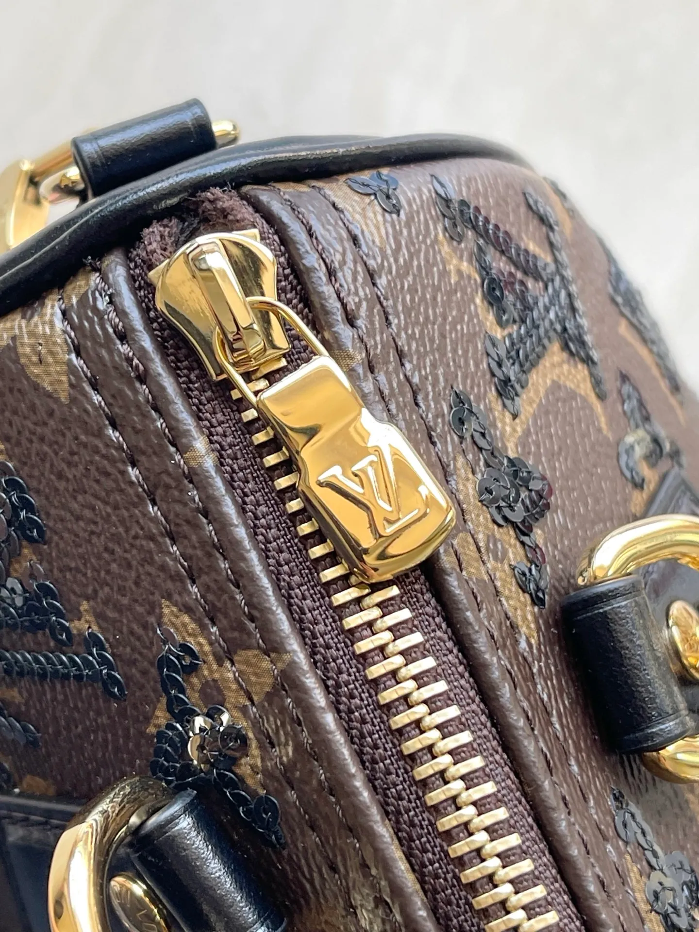 💰1180 (top layer leather) top quality original item M26314 This Monogram Sequins version of the Speedy Bandoullere 20 handbag comes from the LV Sk series. The canvas body is decorated with sparkling sequins, creating a deep light and shadow effect like a solar eclipse. The dazzling thick chain upgrades the elegant style, and the leather shoulder strap makes it easy to carry cross-body, making it a perfect choice for dinner occasions. Dimensions: 20.5 × 15 × 13 cm