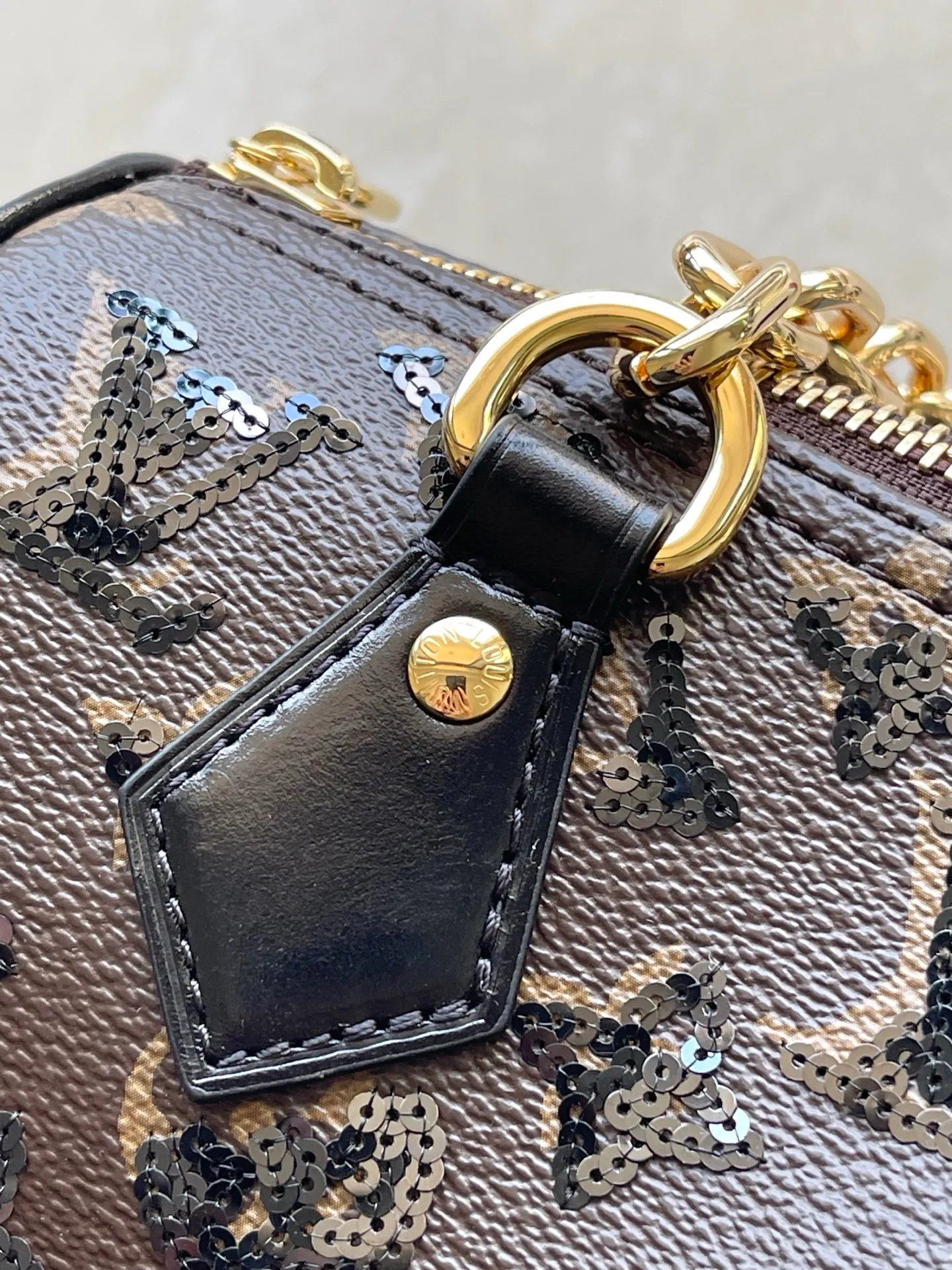 💰1180 (top layer leather) top quality original item M26314 This Monogram Sequins version of the Speedy Bandoullere 20 handbag comes from the LV Sk series. The canvas body is decorated with sparkling sequins, creating a deep light and shadow effect like a solar eclipse. The dazzling thick chain upgrades the elegant style, and the leather shoulder strap makes it easy to carry cross-body, making it a perfect choice for dinner occasions. Dimensions: 20.5 × 15 × 13 cm
