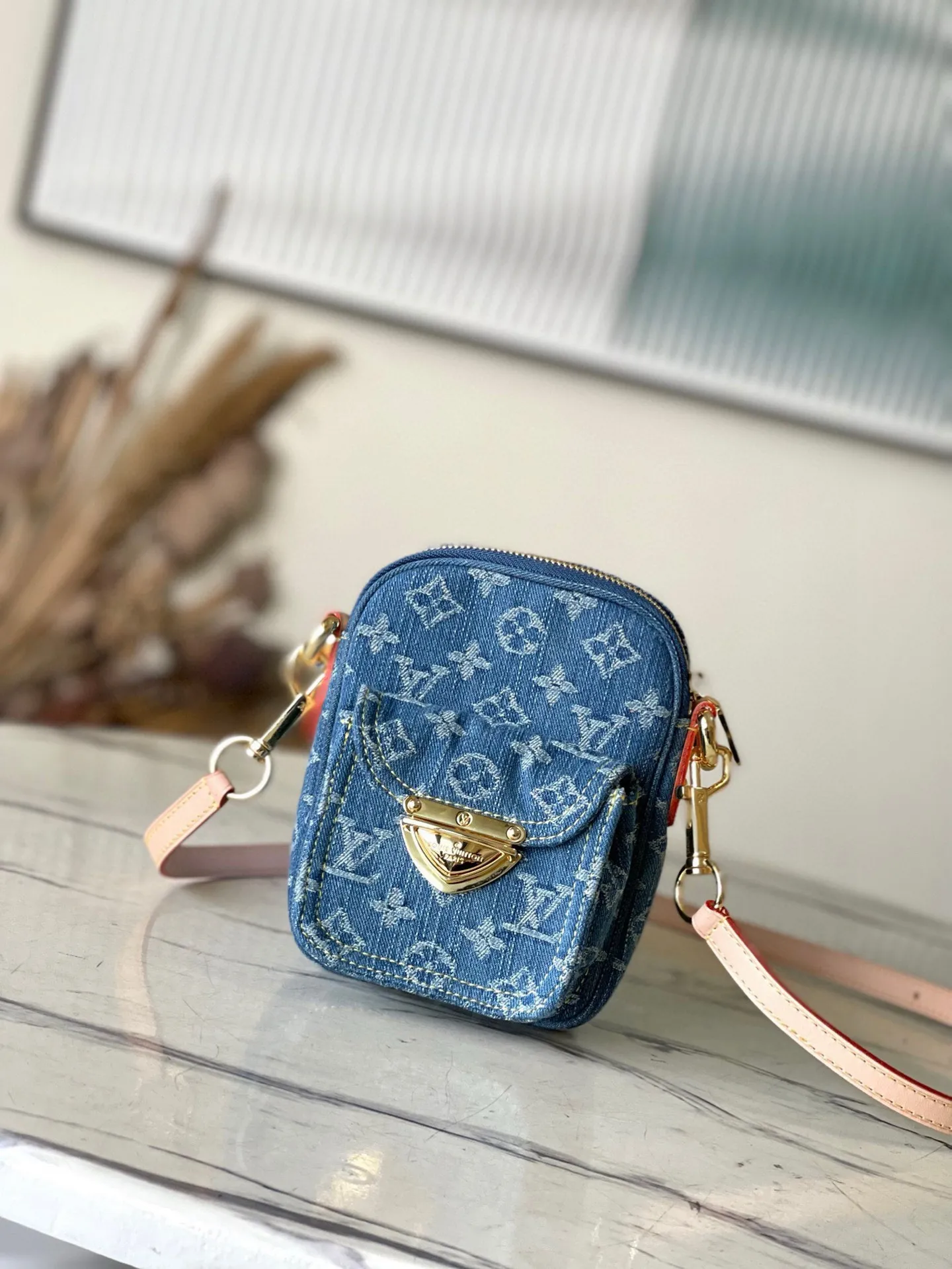 💰900 Top Original M82948 Fairfax Pochette is made of stone washed Monogram denim and comes with a removable natural leather shoulder strap. In addition to the main zippered compartment, there is a small pocket on the front that can be closed with House's eye-catching folding lock. The Fairfax Pochette has just enough space to hold an iPhone, a card holder, lipstick and keys. 14 x 18 x 2.7cm
