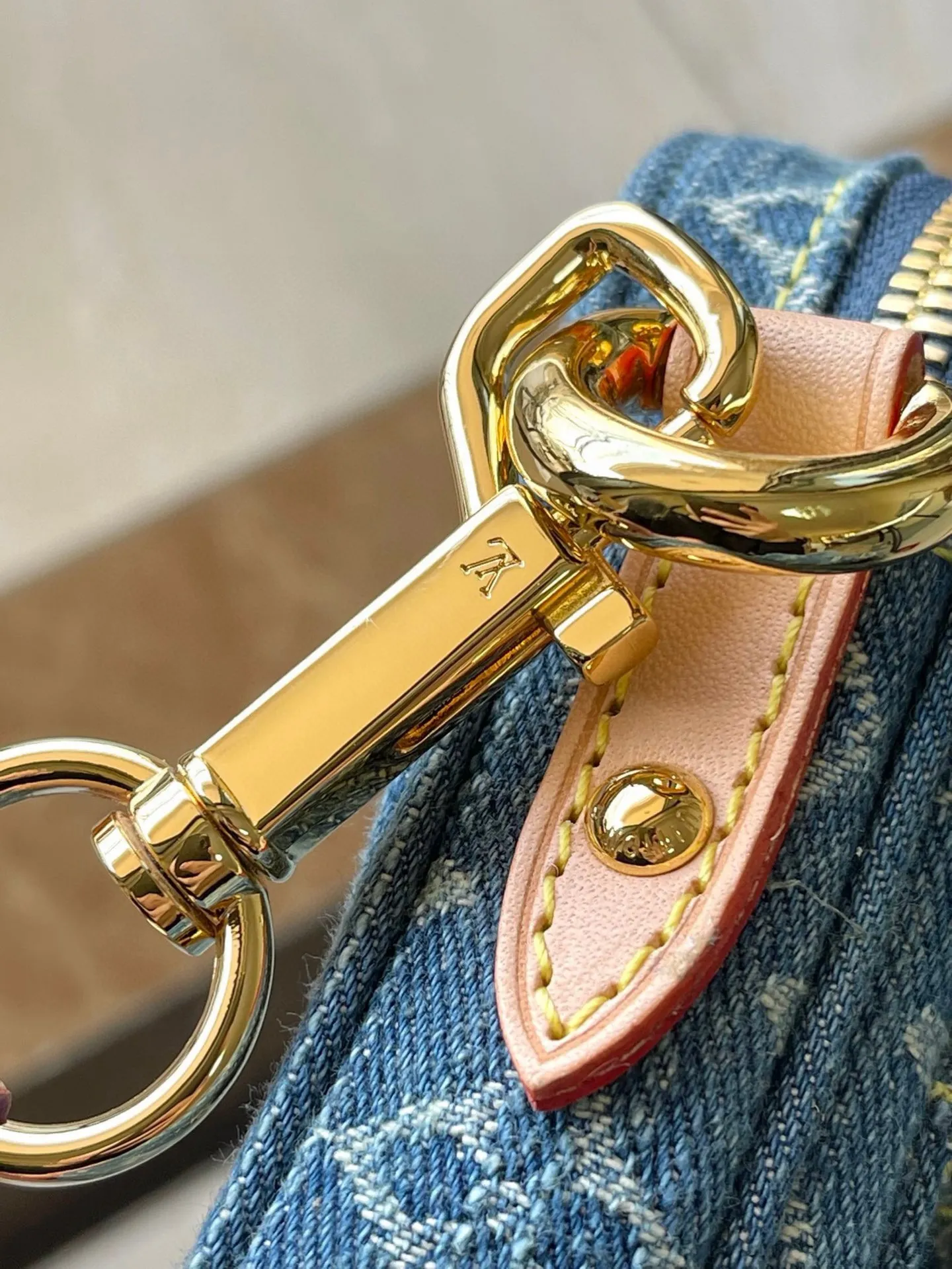 💰900 Top Original M82948 Fairfax Pochette is made of stone washed Monogram denim and comes with a removable natural leather shoulder strap. In addition to the main zippered compartment, there is a small pocket on the front that can be closed with House's eye-catching folding lock. The Fairfax Pochette has just enough space to hold an iPhone, a card holder, lipstick and keys. 14 x 18 x 2.7cm