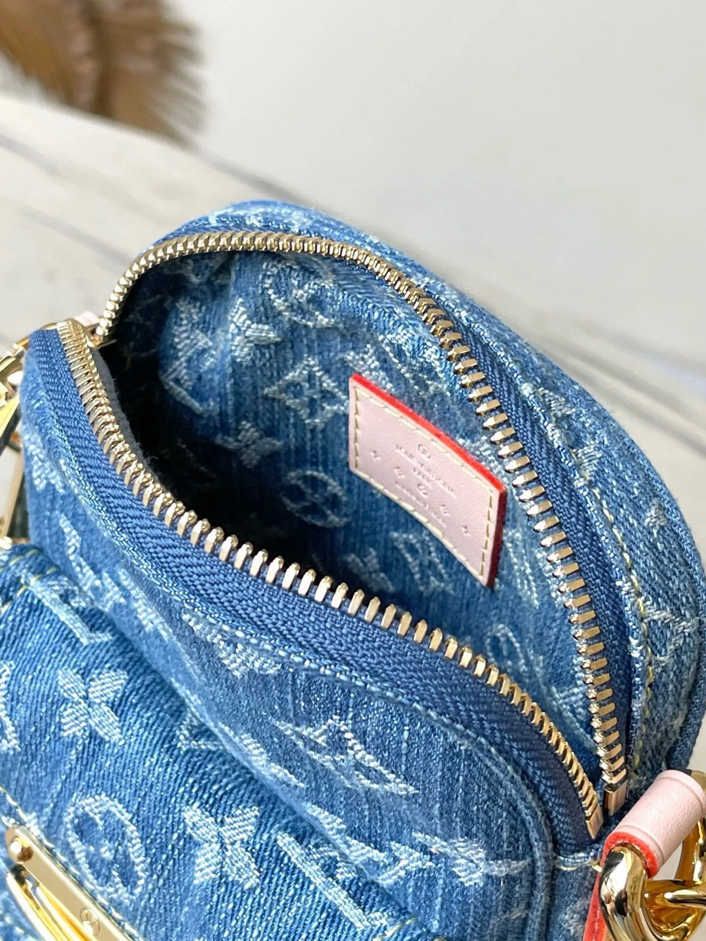 💰900 Top Original M82948 Fairfax Pochette is made of stone washed Monogram denim and comes with a removable natural leather shoulder strap. In addition to the main zippered compartment, there is a small pocket on the front that can be closed with House's eye-catching folding lock. The Fairfax Pochette has just enough space to hold an iPhone, a card holder, lipstick and keys. 14 x 18 x 2.7cm