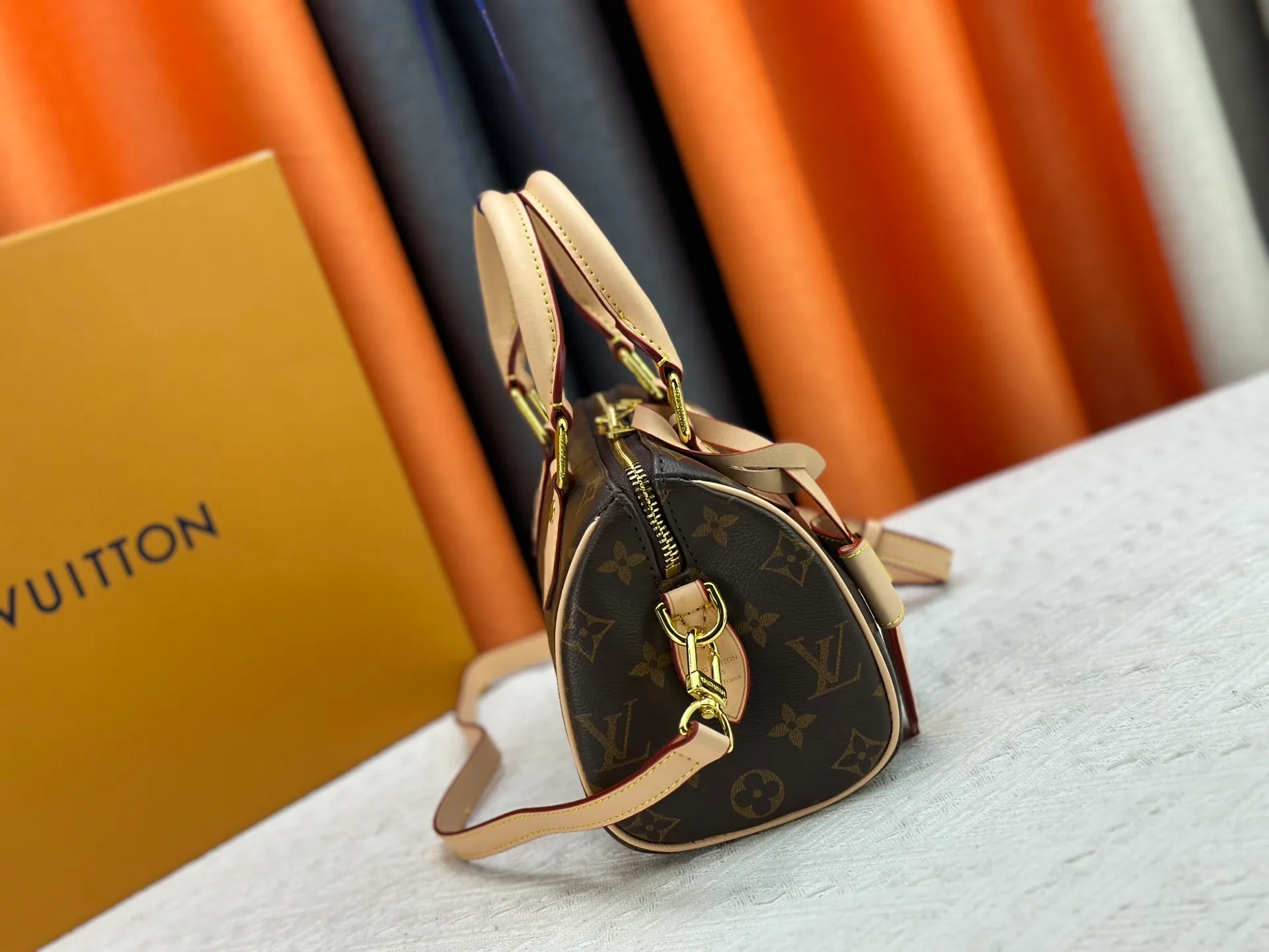 P260 Upgraded from the original version, this M46234 M46222 Speedy Bandoulière 20 handbag is made of soft coated canvas, with the full-length Monogram pattern traced in colorful rainbow tones, highlighting the smart style of the Louis Vuitton x Murakami reissue series. The Toron handle and detachable shoulder strap are constructed of cow leather, the metal corners recall classic luggage elements, and the bow-shaped key bag and padlock add brand touches. Dimensions: 20.5 x 13.5 x 12.0 cm (length x height x width)