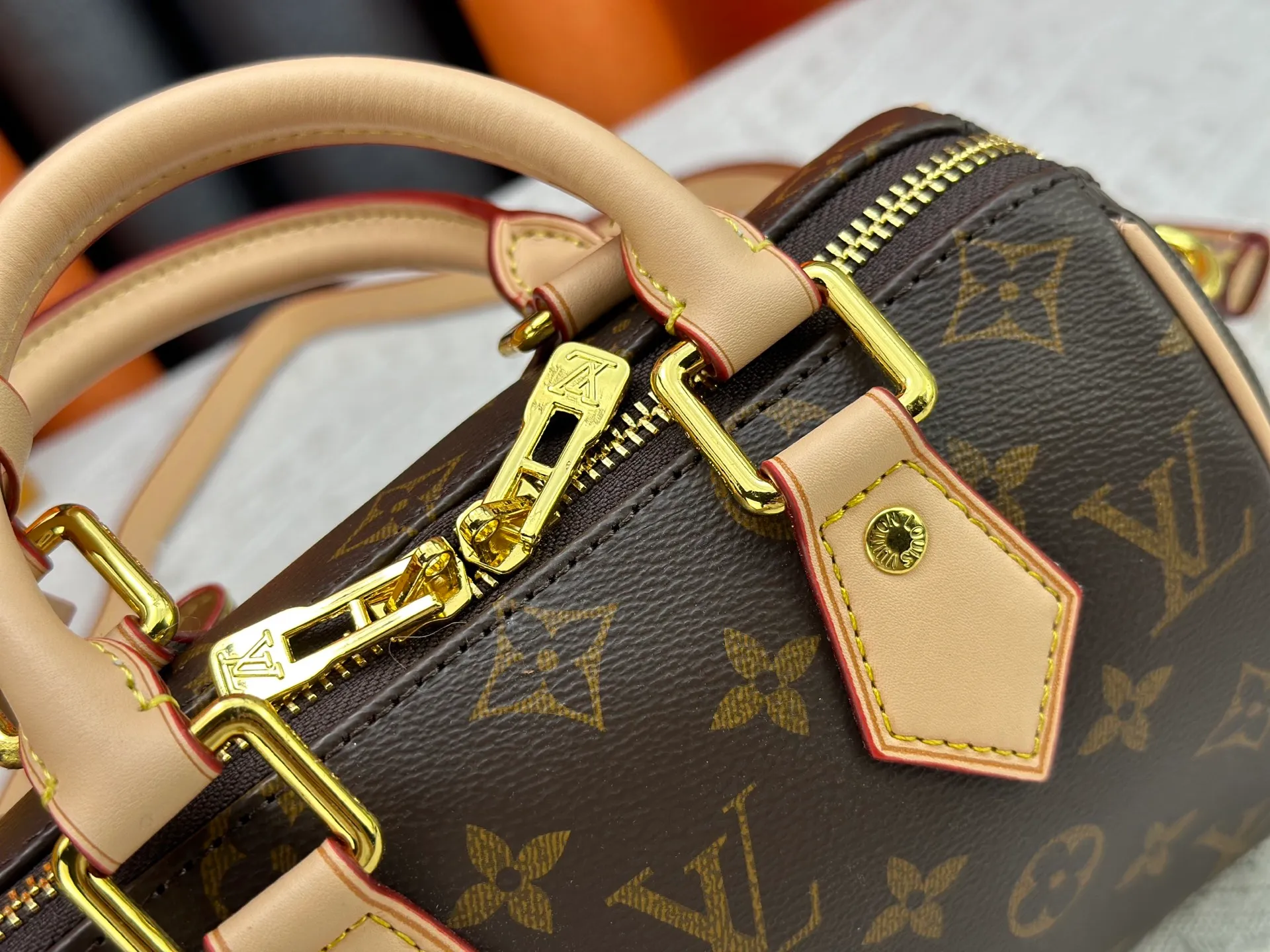 P260 Upgraded from the original version, this M46234 M46222 Speedy Bandoulière 20 handbag is made of soft coated canvas, with the full-length Monogram pattern traced in colorful rainbow tones, highlighting the smart style of the Louis Vuitton x Murakami reissue series. The Toron handle and detachable shoulder strap are constructed of cow leather, the metal corners recall classic luggage elements, and the bow-shaped key bag and padlock add brand touches. Dimensions: 20.5 x 13.5 x 12.0 cm (length x height x width)