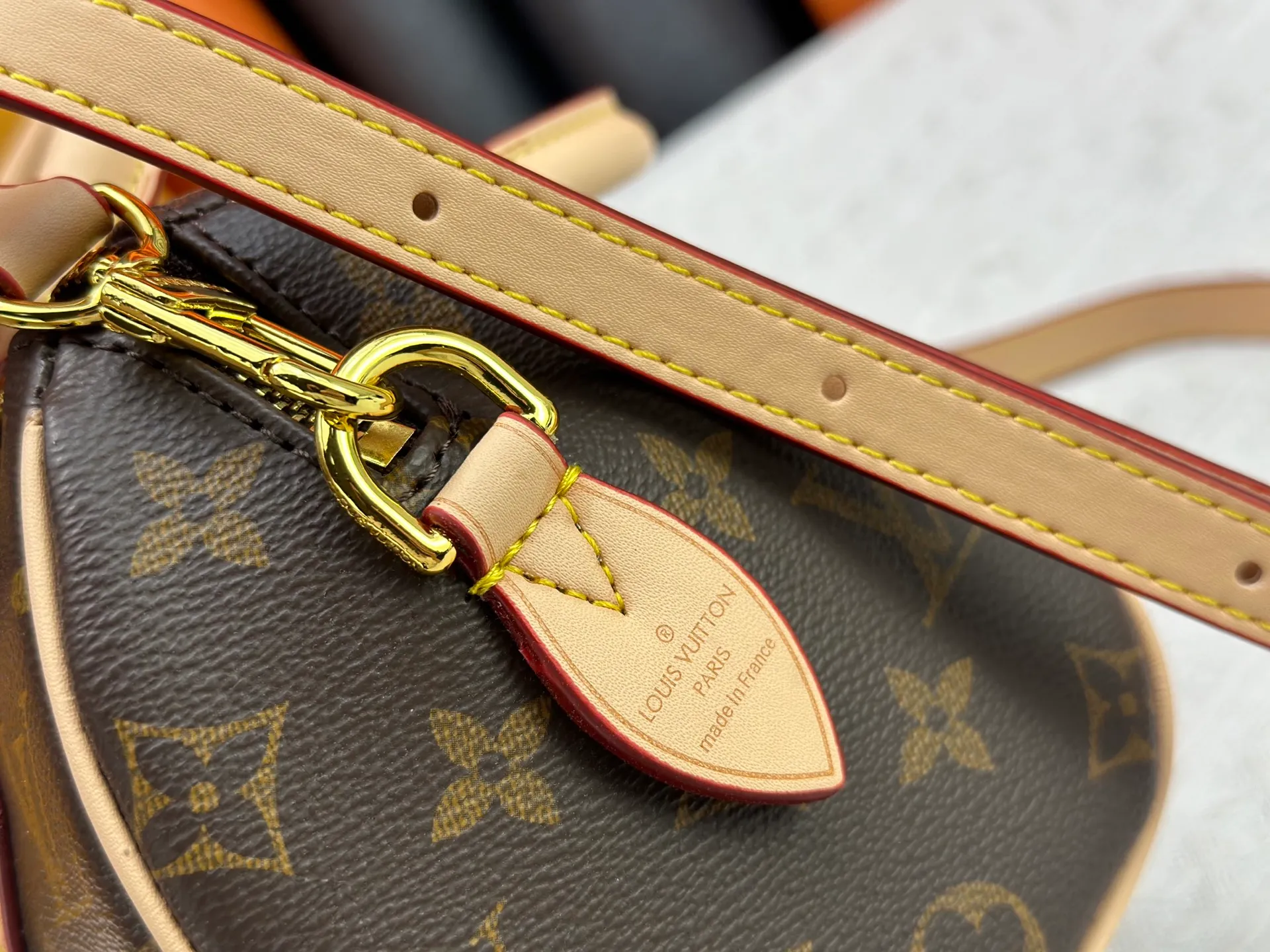 P260 Upgraded from the original version, this M46234 M46222 Speedy Bandoulière 20 handbag is made of soft coated canvas, with the full-length Monogram pattern traced in colorful rainbow tones, highlighting the smart style of the Louis Vuitton x Murakami reissue series. The Toron handle and detachable shoulder strap are constructed of cow leather, the metal corners recall classic luggage elements, and the bow-shaped key bag and padlock add brand touches. Dimensions: 20.5 x 13.5 x 12.0 cm (length x height x width)