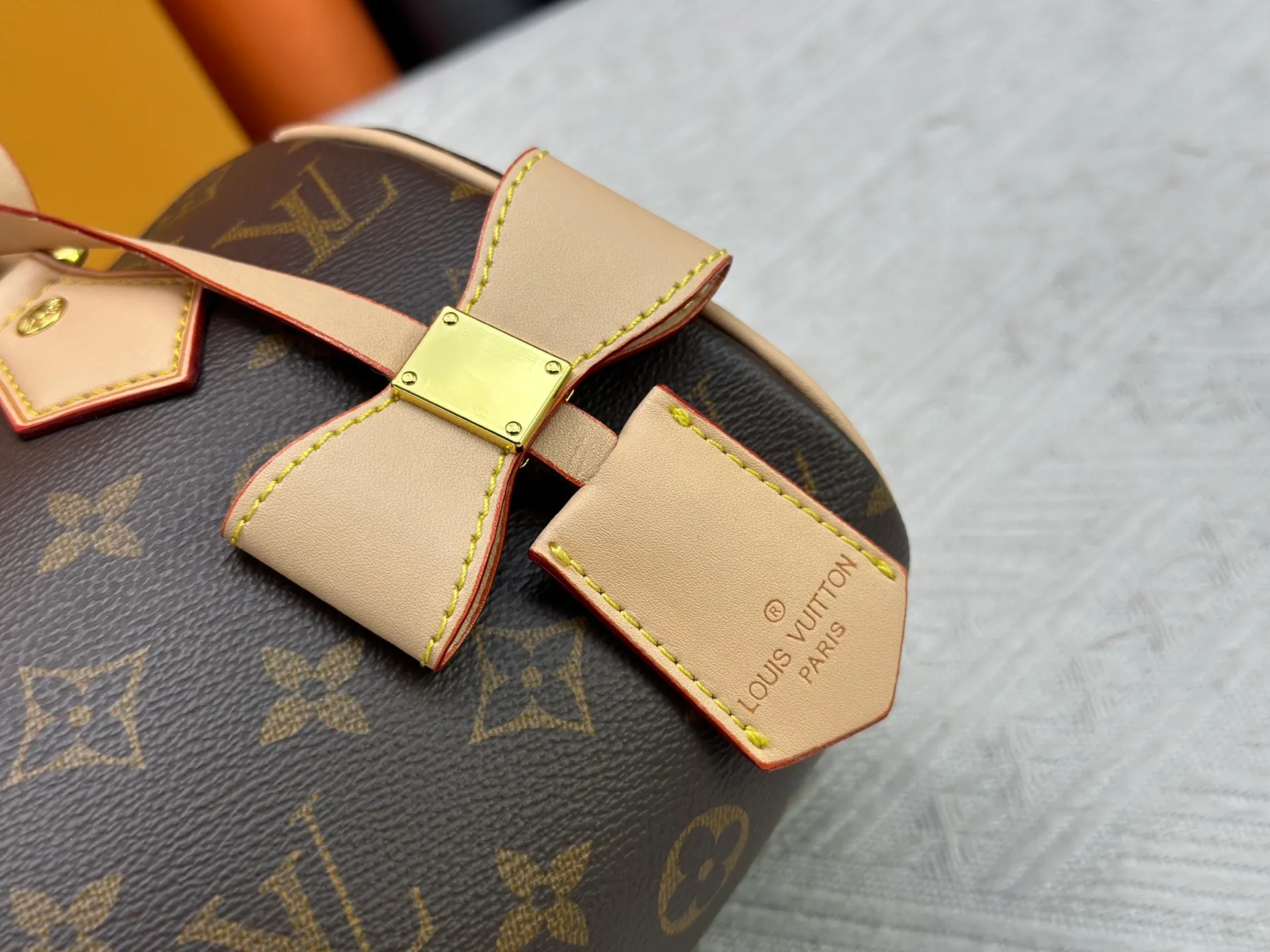 P260 Upgraded from the original version, this M46234 M46222 Speedy Bandoulière 20 handbag is made of soft coated canvas, with the full-length Monogram pattern traced in colorful rainbow tones, highlighting the smart style of the Louis Vuitton x Murakami reissue series. The Toron handle and detachable shoulder strap are constructed of cow leather, the metal corners recall classic luggage elements, and the bow-shaped key bag and padlock add brand touches. Dimensions: 20.5 x 13.5 x 12.0 cm (length x height x width)