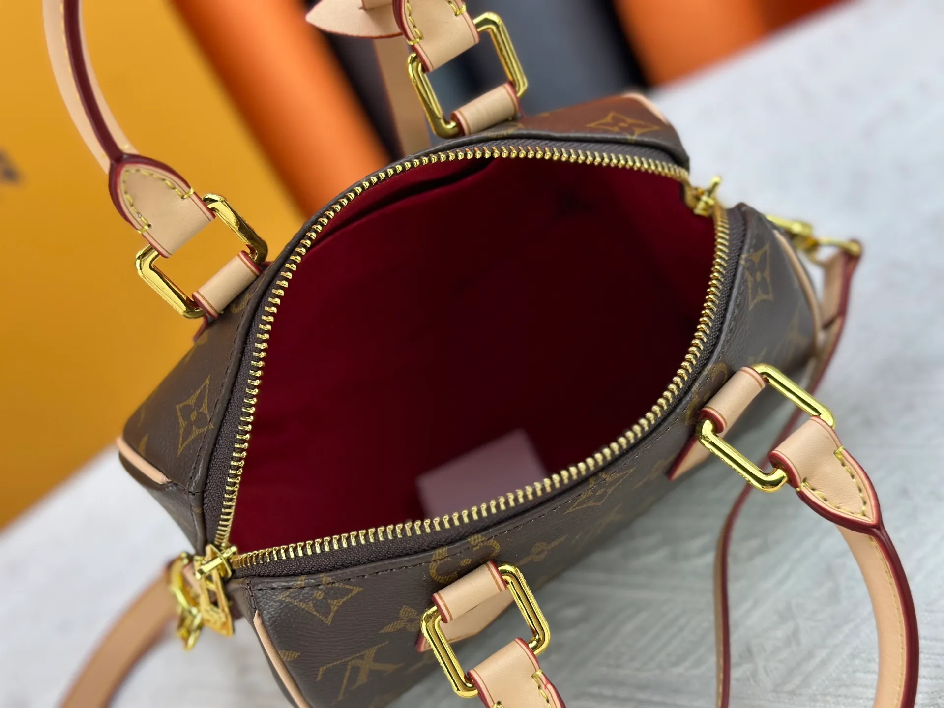 P260 Upgraded from the original version, this M46234 M46222 Speedy Bandoulière 20 handbag is made of soft coated canvas, with the full-length Monogram pattern traced in colorful rainbow tones, highlighting the smart style of the Louis Vuitton x Murakami reissue series. The Toron handle and detachable shoulder strap are constructed of cow leather, the metal corners recall classic luggage elements, and the bow-shaped key bag and padlock add brand touches. Dimensions: 20.5 x 13.5 x 12.0 cm (length x height x width)