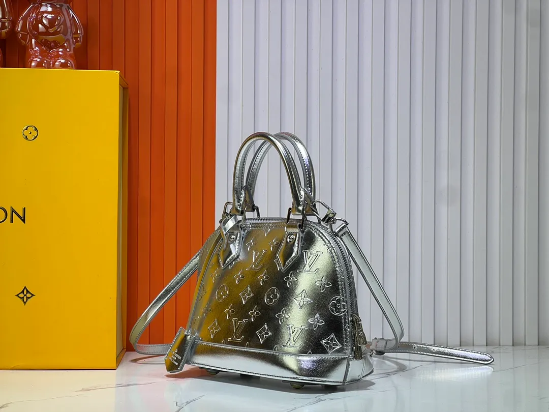 Batch 280💰M11835 M53151 M53152 The Alma medium handbag of the LVSki series draws inspiration from the Louis Vuitton archive hard box, rendering a new Monogram Miroir effect on the Monogram embossed coated canvas, highlighting the concept of retro futurism. Spacious interior patch pockets ensure organized storage. Size: 23.5x17.5x11.5cm
