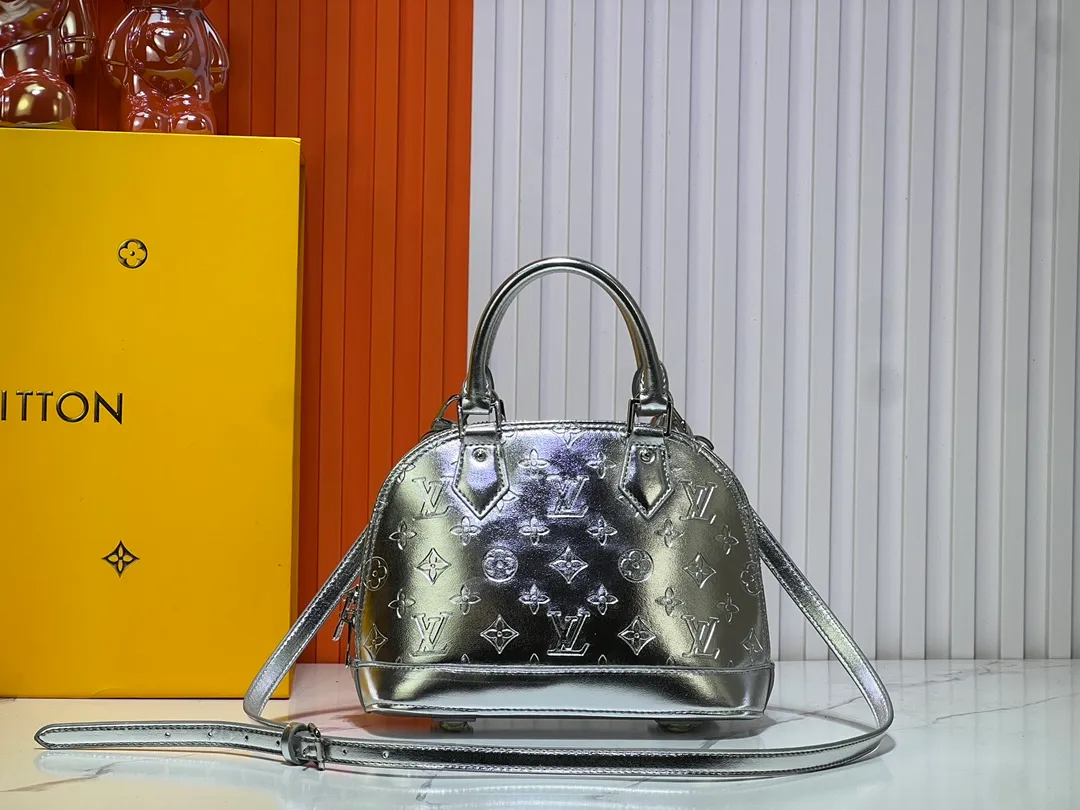 Batch 280💰M11835 M53151 M53152 The Alma medium handbag of the LVSki series draws inspiration from the Louis Vuitton archive hard box, rendering a new Monogram Miroir effect on the Monogram embossed coated canvas, highlighting the concept of retro futurism. Spacious interior patch pockets ensure organized storage. Size: 23.5x17.5x11.5cm