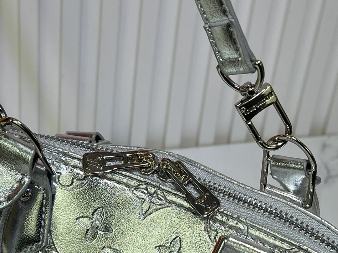 Batch 280💰M11835 M53151 M53152 The Alma medium handbag of the LVSki series draws inspiration from the Louis Vuitton archive hard box, rendering a new Monogram Miroir effect on the Monogram embossed coated canvas, highlighting the concept of retro futurism. Spacious interior patch pockets ensure organized storage. Size: 23.5x17.5x11.5cm