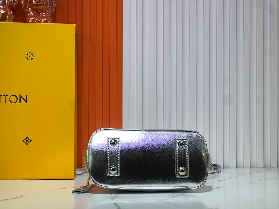 Batch 280💰M11835 M53151 M53152 The Alma medium handbag of the LVSki series draws inspiration from the Louis Vuitton archive hard box, rendering a new Monogram Miroir effect on the Monogram embossed coated canvas, highlighting the concept of retro futurism. Spacious interior patch pockets ensure organized storage. Size: 23.5x17.5x11.5cm