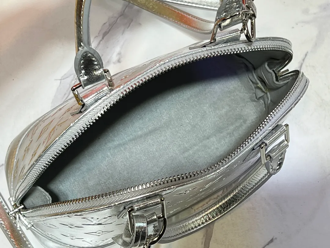 Batch 280💰M11835 M53151 M53152 The Alma medium handbag of the LVSki series draws inspiration from the Louis Vuitton archive hard box, rendering a new Monogram Miroir effect on the Monogram embossed coated canvas, highlighting the concept of retro futurism. Spacious interior patch pockets ensure organized storage. Size: 23.5x17.5x11.5cm