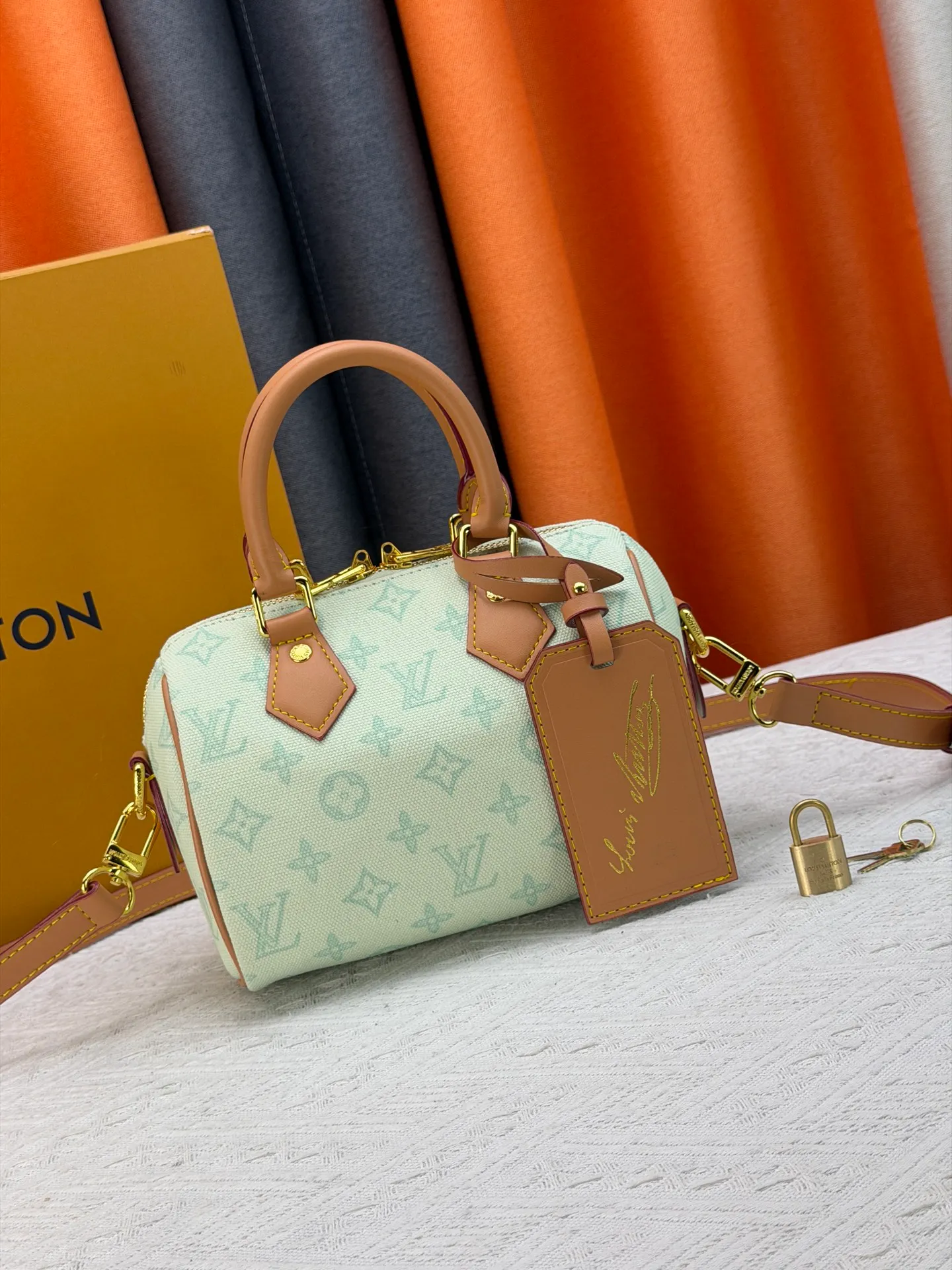 P220 [ALMA BB handbag] M27530-M27951-M28102-M46234-M27526-28272-M27525 This Alma BB handbag comes from the Travels With Grace Coddington series launched by Louis Vuitton and Grace Coddington, focusing on the fun Meowgram pattern. The canvas body is trimmed with calfskin and the fabric shoulder strap reads "Louis Vuitton" in Coddington's script. The exquisite padlocks and key cases once again prove the brand's exquisite craftsmanship.  Dimensions: 20.5×13.5×12cm (height x width x length)