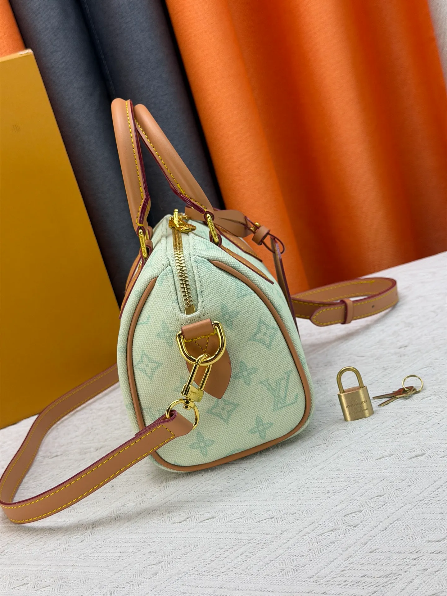 P220 [ALMA BB handbag] M27530-M27951-M28102-M46234-M27526-28272-M27525 This Alma BB handbag comes from the Travels With Grace Coddington series launched by Louis Vuitton and Grace Coddington, focusing on the fun Meowgram pattern. The canvas body is trimmed with calfskin and the fabric shoulder strap reads "Louis Vuitton" in Coddington's script. The exquisite padlocks and key cases once again prove the brand's exquisite craftsmanship.  Dimensions: 20.5×13.5×12cm (height x width x length)