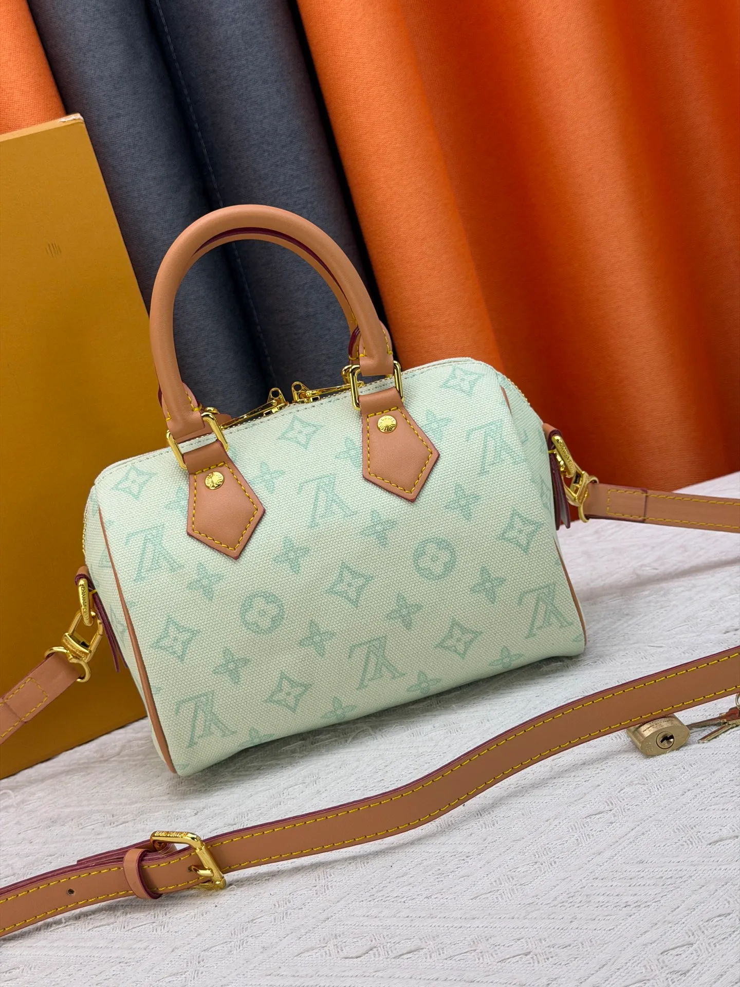 P220 [ALMA BB handbag] M27530-M27951-M28102-M46234-M27526-28272-M27525 This Alma BB handbag comes from the Travels With Grace Coddington series launched by Louis Vuitton and Grace Coddington, focusing on the fun Meowgram pattern. The canvas body is trimmed with calfskin and the fabric shoulder strap reads "Louis Vuitton" in Coddington's script. The exquisite padlocks and key cases once again prove the brand's exquisite craftsmanship.  Dimensions: 20.5×13.5×12cm (height x width x length)