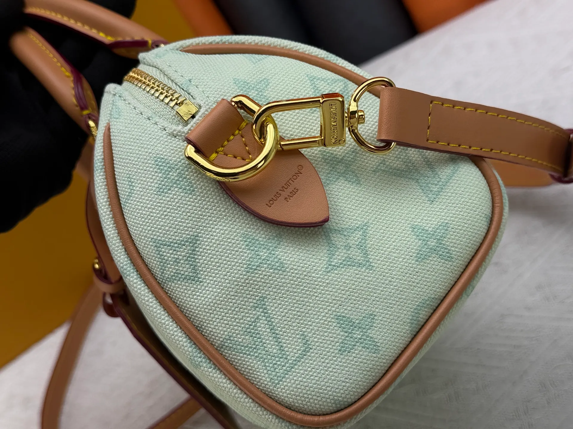 P220 [ALMA BB handbag] M27530-M27951-M28102-M46234-M27526-28272-M27525 This Alma BB handbag comes from the Travels With Grace Coddington series launched by Louis Vuitton and Grace Coddington, focusing on the fun Meowgram pattern. The canvas body is trimmed with calfskin and the fabric shoulder strap reads "Louis Vuitton" in Coddington's script. The exquisite padlocks and key cases once again prove the brand's exquisite craftsmanship.  Dimensions: 20.5×13.5×12cm (height x width x length)