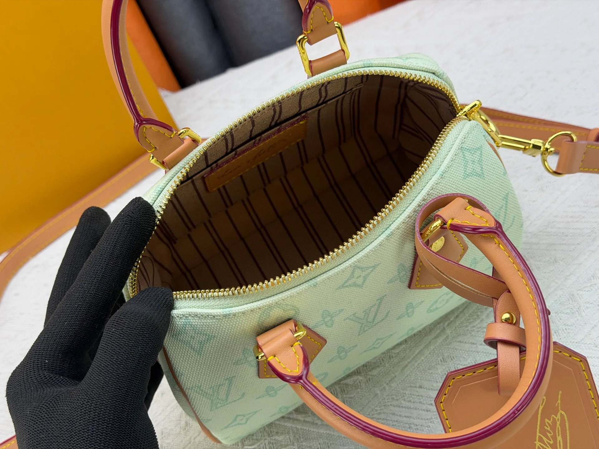 P220 [ALMA BB handbag] M27530-M27951-M28102-M46234-M27526-28272-M27525 This Alma BB handbag comes from the Travels With Grace Coddington series launched by Louis Vuitton and Grace Coddington, focusing on the fun Meowgram pattern. The canvas body is trimmed with calfskin and the fabric shoulder strap reads "Louis Vuitton" in Coddington's script. The exquisite padlocks and key cases once again prove the brand's exquisite craftsmanship.  Dimensions: 20.5×13.5×12cm (height x width x length)