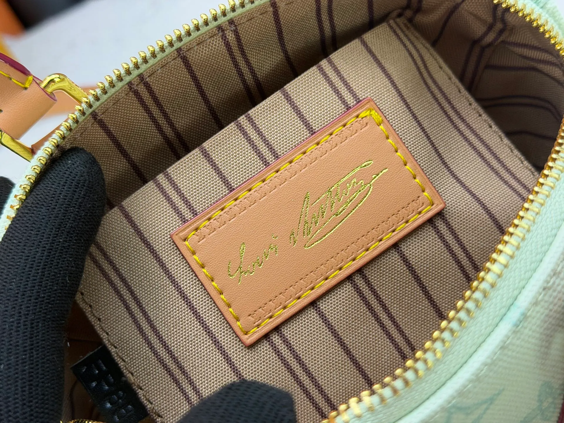 P220 [ALMA BB handbag] M27530-M27951-M28102-M46234-M27526-28272-M27525 This Alma BB handbag comes from the Travels With Grace Coddington series launched by Louis Vuitton and Grace Coddington, focusing on the fun Meowgram pattern. The canvas body is trimmed with calfskin and the fabric shoulder strap reads "Louis Vuitton" in Coddington's script. The exquisite padlocks and key cases once again prove the brand's exquisite craftsmanship.  Dimensions: 20.5×13.5×12cm (height x width x length)