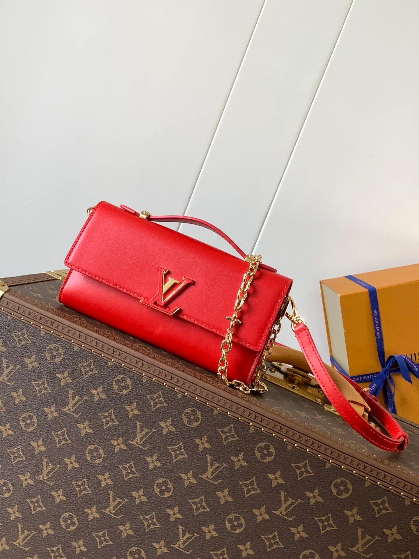 💰1180 (top-grain leather) top-quality original order, transcoding chip M12143 black M12405 red M12265 white Wallet On Chain Capucines handbag combines exquisite craftsmanship and elegant style. The smooth leather is embellished with the classic LV letters. It is equipped with a detachable metal chain and leather shoulder strap, which can be carried by hand, shoulder or crossbody. The neat interior features Monogram floral magnet fastening, patch pockets, and card compartment.  12 x 4 x 23 cm (H x W x L) Cowhide Leather Trimming Cowhide lining Metal hardware Monogram floral magnetic closure Large main compartment Internal patch pocket with card compartment Shoulder strap: removable, adjustable Half-length strap: 43.0 cm Strap half-length adjustable to: 53.0 cm Chain: Removable Chain half-length: 22.5 cm Handle: Single handle
