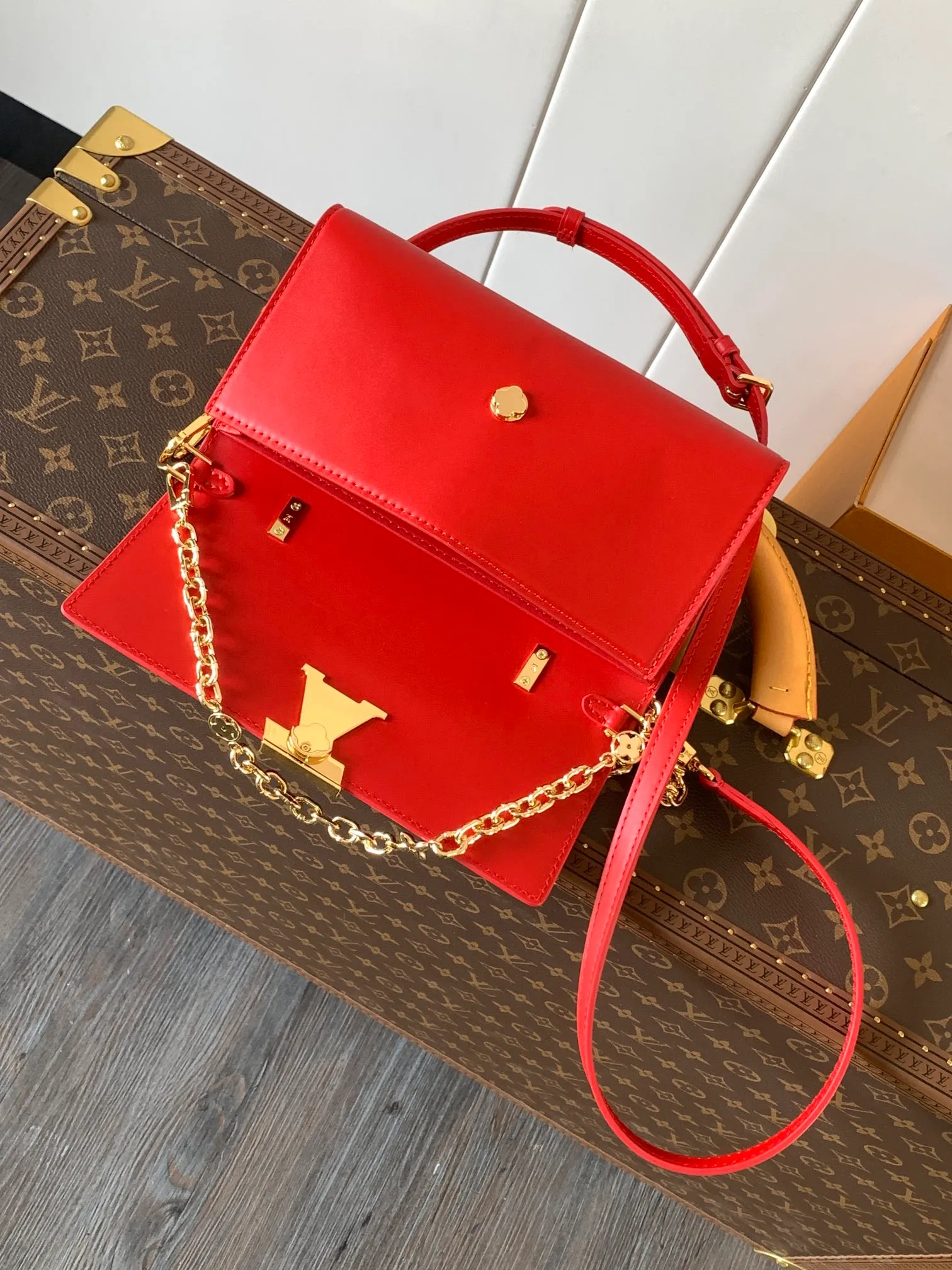 💰1180 (top-grain leather) top-quality original order, transcoding chip M12143 black M12405 red M12265 white Wallet On Chain Capucines handbag combines exquisite craftsmanship and elegant style. The smooth leather is embellished with the classic LV letters. It is equipped with a detachable metal chain and leather shoulder strap, which can be carried by hand, shoulder or crossbody. The neat interior features Monogram floral magnet fastening, patch pockets, and card compartment.  12 x 4 x 23 cm (H x W x L) Cowhide Leather Trimming Cowhide lining Metal hardware Monogram floral magnetic closure Large main compartment Internal patch pocket with card compartment Shoulder strap: removable, adjustable Half-length strap: 43.0 cm Strap half-length adjustable to: 53.0 cm Chain: Removable Chain half-length: 22.5 cm Handle: Single handle