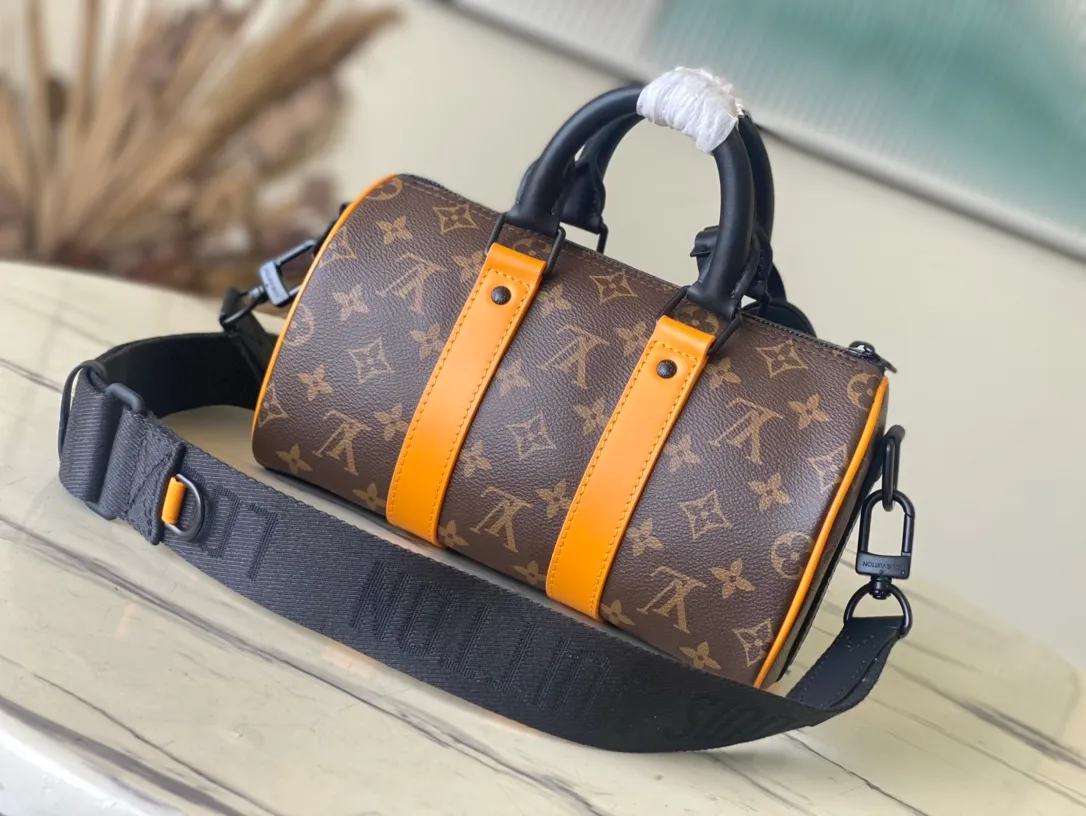 💰900 Top Original Order M46687 Yellow Leather Men's Bag Pillow Bag Series Keepall Handbag This handbag condenses the classic silhouette of the Keepall travel bag. It is made of Monogram embossed Taurillon leather. Its compact structure is suitable for storing small items such as mobile phones and wallets. With its clever use of leather handles and detachable shoulder strap, it's easy to carry with you in trendy style. Detailed Features Dimensions: 25×15×11 cm.