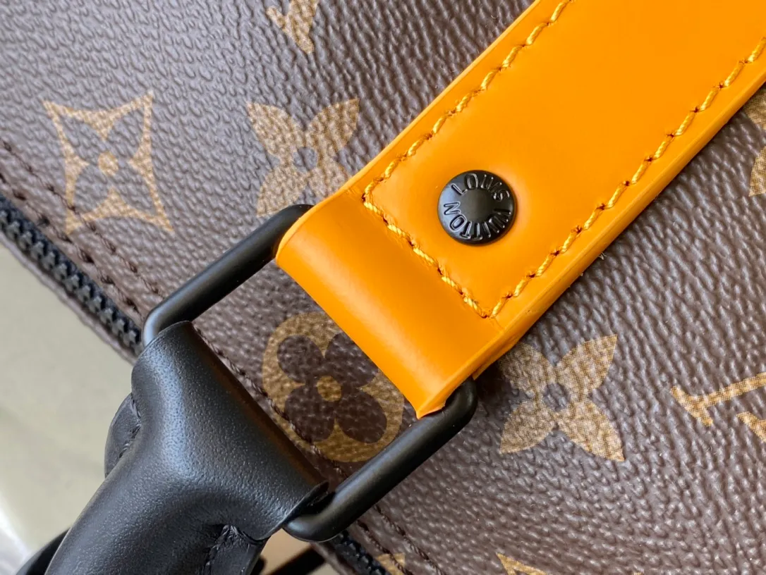 💰900 Top Original Order M46687 Yellow Leather Men's Bag Pillow Bag Series Keepall Handbag This handbag condenses the classic silhouette of the Keepall travel bag. It is made of Monogram embossed Taurillon leather. Its compact structure is suitable for storing small items such as mobile phones and wallets. With its clever use of leather handles and detachable shoulder strap, it's easy to carry with you in trendy style. Detailed Features Dimensions: 25×15×11 cm.