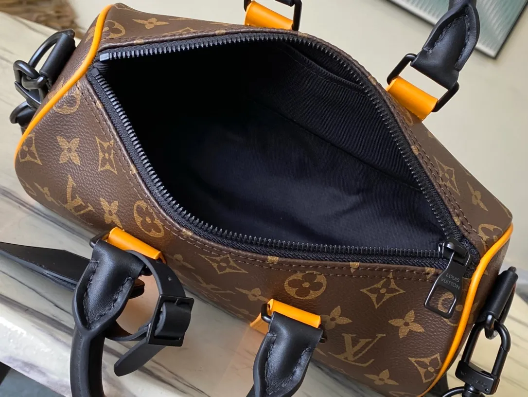 💰900 Top Original Order M46687 Yellow Leather Men's Bag Pillow Bag Series Keepall Handbag This handbag condenses the classic silhouette of the Keepall travel bag. It is made of Monogram embossed Taurillon leather. Its compact structure is suitable for storing small items such as mobile phones and wallets. With its clever use of leather handles and detachable shoulder strap, it's easy to carry with you in trendy style. Detailed Features Dimensions: 25×15×11 cm.