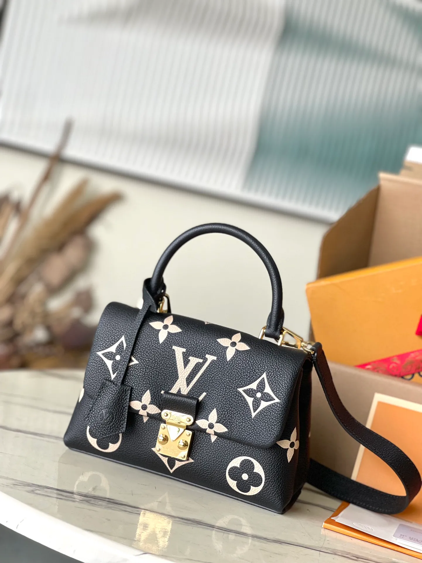 💰1040 (top layer leather) top original order M45978 black printing duty-free version. Support counter inspection. The pictures taken of duty-free goods are consistent with the product without unpacking. This product is an exclusive duty-free product in the market and is the highest-end product. Inspection is supported. This product has passed strict inspection and is flawless. Please wear gloves when touching the product. This product is not returnable or exchangeable. Please confirm the product first and then remove the label on the handle. This product is temporarily not open to the public, only regular customers, and is in short supply. Dimensions: 24 x 17 x 8.5 cm