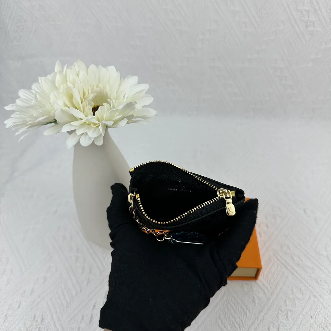 P64M62650 This key bag is made of Monogram Empreinte leather. The zipper design can securely store personal items such as keys, coins, cards and lipstick. It can also be fixed to the D-ring in a handbag, belt or Louis Vuitton handbag. It is elegant and practical. Size: 12*7*1.5cm