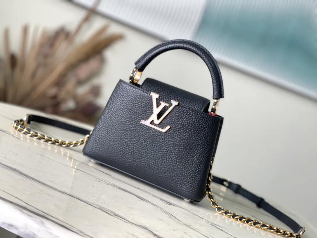 💰2160 (Special grade original leather) M23082 Black and white shell buckle Full leather cap Naying style series Chinese Valentine's Day limited edition/mini Capucines BB handbag comes from the LV Milky Way series, presenting an exclusive gift for Valentine's Day. Taurillon leather is dip-dyed in soft tones, while the metallic hardware's dazzling shine and iridescent gradient provide elegant contrast. The detachable chain and leather shoulder strap make it easy to carry over the shoulder or cross-body. 21×14×8cm (length x height x width)