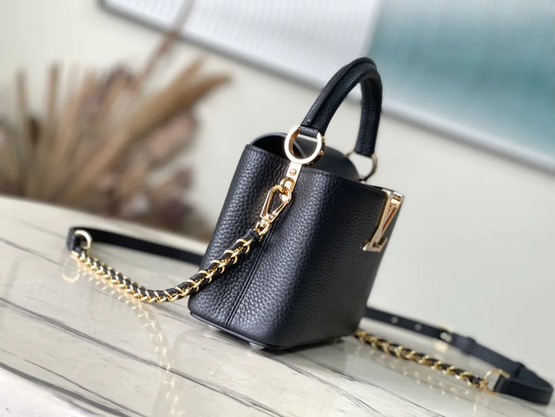 💰2160 (Special grade original leather) M23082 Black and white shell buckle Full leather cap Naying style series Chinese Valentine's Day limited edition/mini Capucines BB handbag comes from the LV Milky Way series, presenting an exclusive gift for Valentine's Day. Taurillon leather is dip-dyed in soft tones, while the metallic hardware's dazzling shine and iridescent gradient provide elegant contrast. The detachable chain and leather shoulder strap make it easy to carry over the shoulder or cross-body. 21×14×8cm (length x height x width)