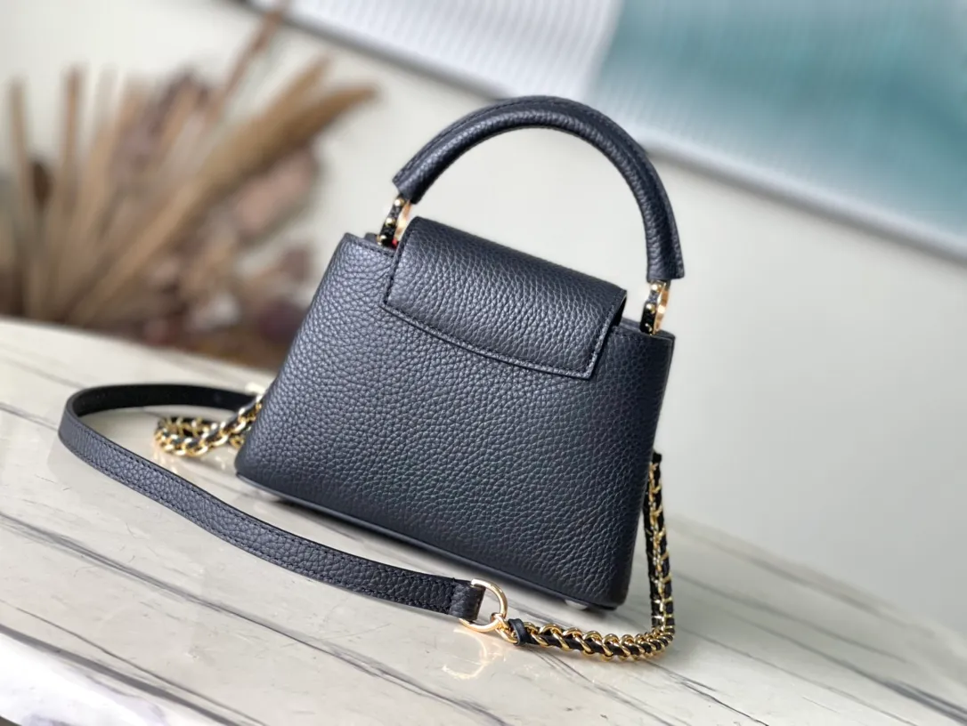 💰2160 (Special grade original leather) M23082 Black and white shell buckle Full leather cap Naying style series Chinese Valentine's Day limited edition/mini Capucines BB handbag comes from the LV Milky Way series, presenting an exclusive gift for Valentine's Day. Taurillon leather is dip-dyed in soft tones, while the metallic hardware's dazzling shine and iridescent gradient provide elegant contrast. The detachable chain and leather shoulder strap make it easy to carry over the shoulder or cross-body. 21×14×8cm (length x height x width)