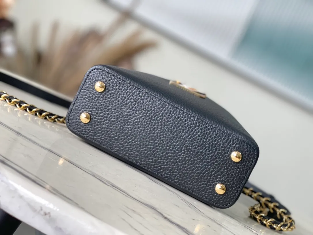 💰2160 (Special grade original leather) M23082 Black and white shell buckle Full leather cap Naying style series Chinese Valentine's Day limited edition/mini Capucines BB handbag comes from the LV Milky Way series, presenting an exclusive gift for Valentine's Day. Taurillon leather is dip-dyed in soft tones, while the metallic hardware's dazzling shine and iridescent gradient provide elegant contrast. The detachable chain and leather shoulder strap make it easy to carry over the shoulder or cross-body. 21×14×8cm (length x height x width)