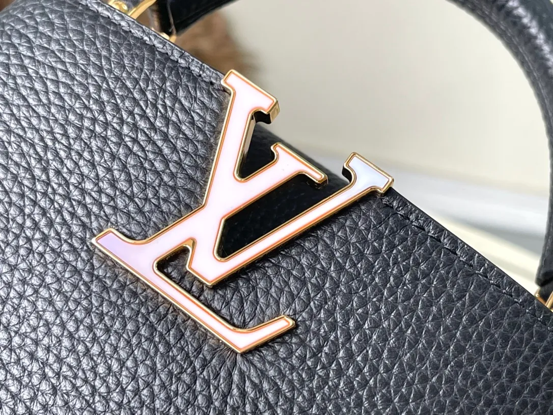 💰2160 (Special grade original leather) M23082 Black and white shell buckle Full leather cap Naying style series Chinese Valentine's Day limited edition/mini Capucines BB handbag comes from the LV Milky Way series, presenting an exclusive gift for Valentine's Day. Taurillon leather is dip-dyed in soft tones, while the metallic hardware's dazzling shine and iridescent gradient provide elegant contrast. The detachable chain and leather shoulder strap make it easy to carry over the shoulder or cross-body. 21×14×8cm (length x height x width)