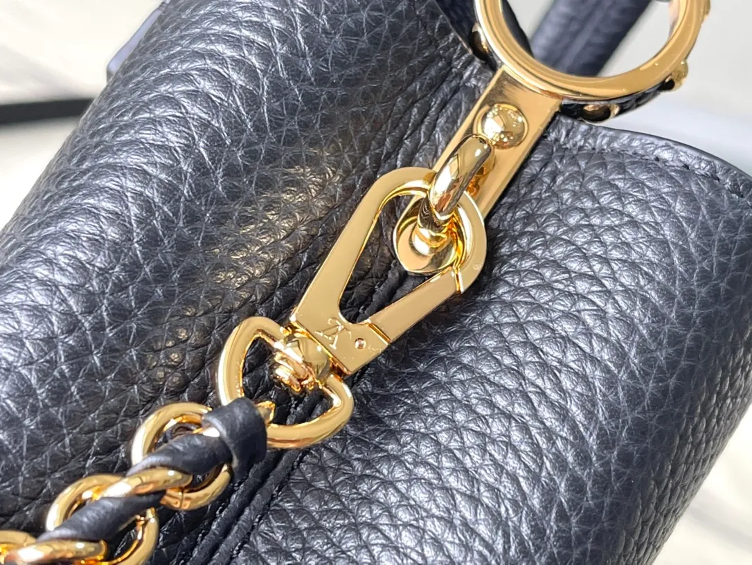 💰2160 (Special grade original leather) M23082 Black and white shell buckle Full leather cap Naying style series Chinese Valentine's Day limited edition/mini Capucines BB handbag comes from the LV Milky Way series, presenting an exclusive gift for Valentine's Day. Taurillon leather is dip-dyed in soft tones, while the metallic hardware's dazzling shine and iridescent gradient provide elegant contrast. The detachable chain and leather shoulder strap make it easy to carry over the shoulder or cross-body. 21×14×8cm (length x height x width)