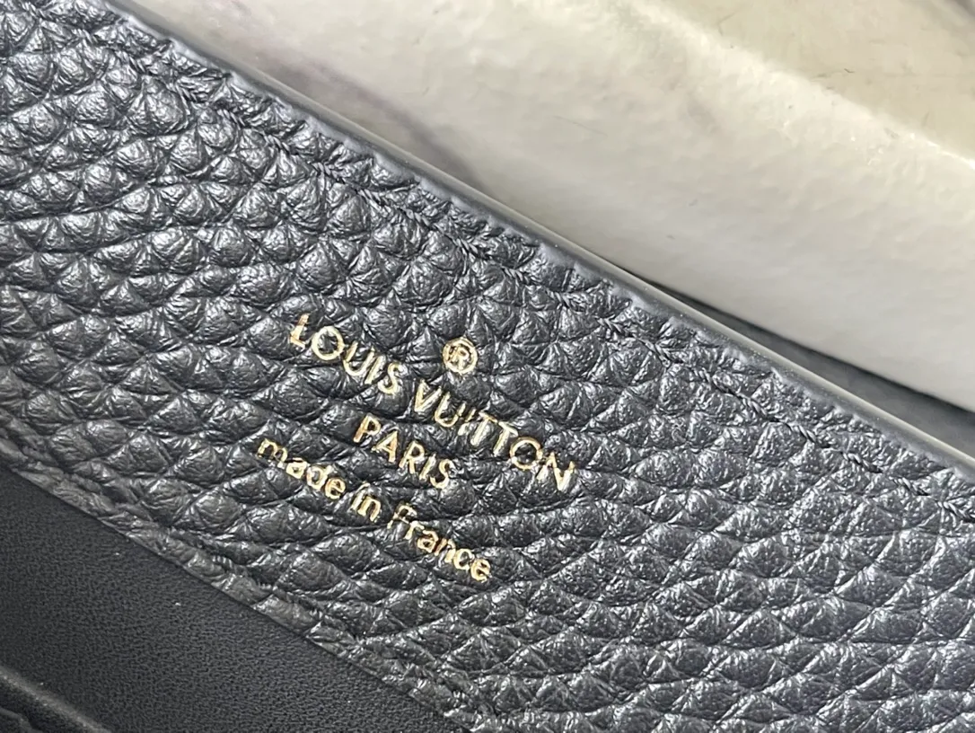 💰2160 (Special grade original leather) M23082 Black and white shell buckle Full leather cap Naying style series Chinese Valentine's Day limited edition/mini Capucines BB handbag comes from the LV Milky Way series, presenting an exclusive gift for Valentine's Day. Taurillon leather is dip-dyed in soft tones, while the metallic hardware's dazzling shine and iridescent gradient provide elegant contrast. The detachable chain and leather shoulder strap make it easy to carry over the shoulder or cross-body. 21×14×8cm (length x height x width)