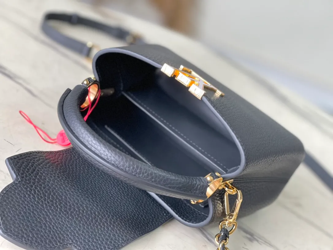 💰2160 (Special grade original leather) M23082 Black and white shell buckle Full leather cap Naying style series Chinese Valentine's Day limited edition/mini Capucines BB handbag comes from the LV Milky Way series, presenting an exclusive gift for Valentine's Day. Taurillon leather is dip-dyed in soft tones, while the metallic hardware's dazzling shine and iridescent gradient provide elegant contrast. The detachable chain and leather shoulder strap make it easy to carry over the shoulder or cross-body. 21×14×8cm (length x height x width)