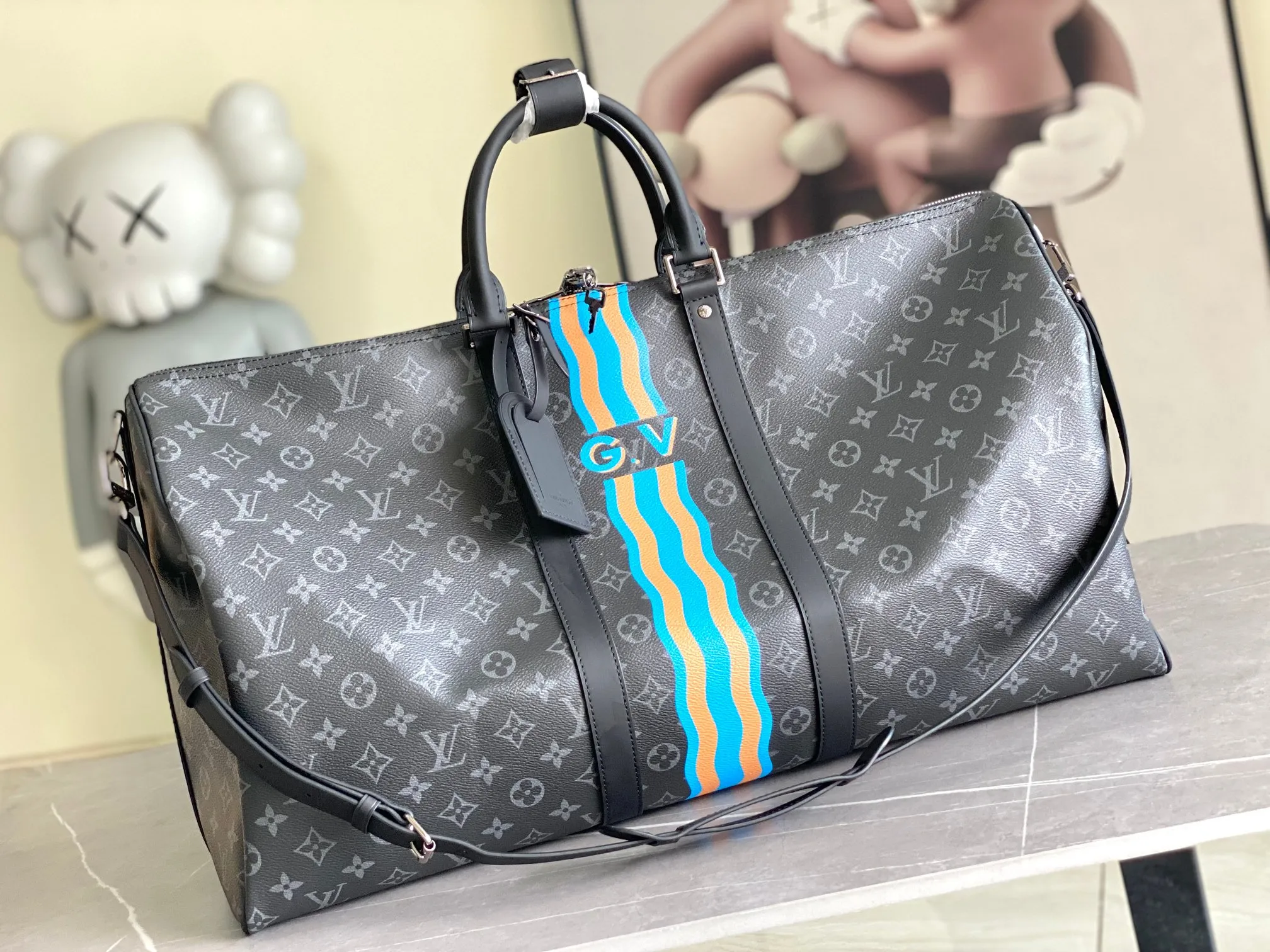 💰1300 Top original model 01951 Virgil Abloh has led the Basketball Keepall 55 travel bag from the brand archives to the basketball court, rendering the NBA logo colors and lines for the classic design. Open the flap to reveal the basketball secured by the inner strap under the grid. 55 x 27 x 20 cm