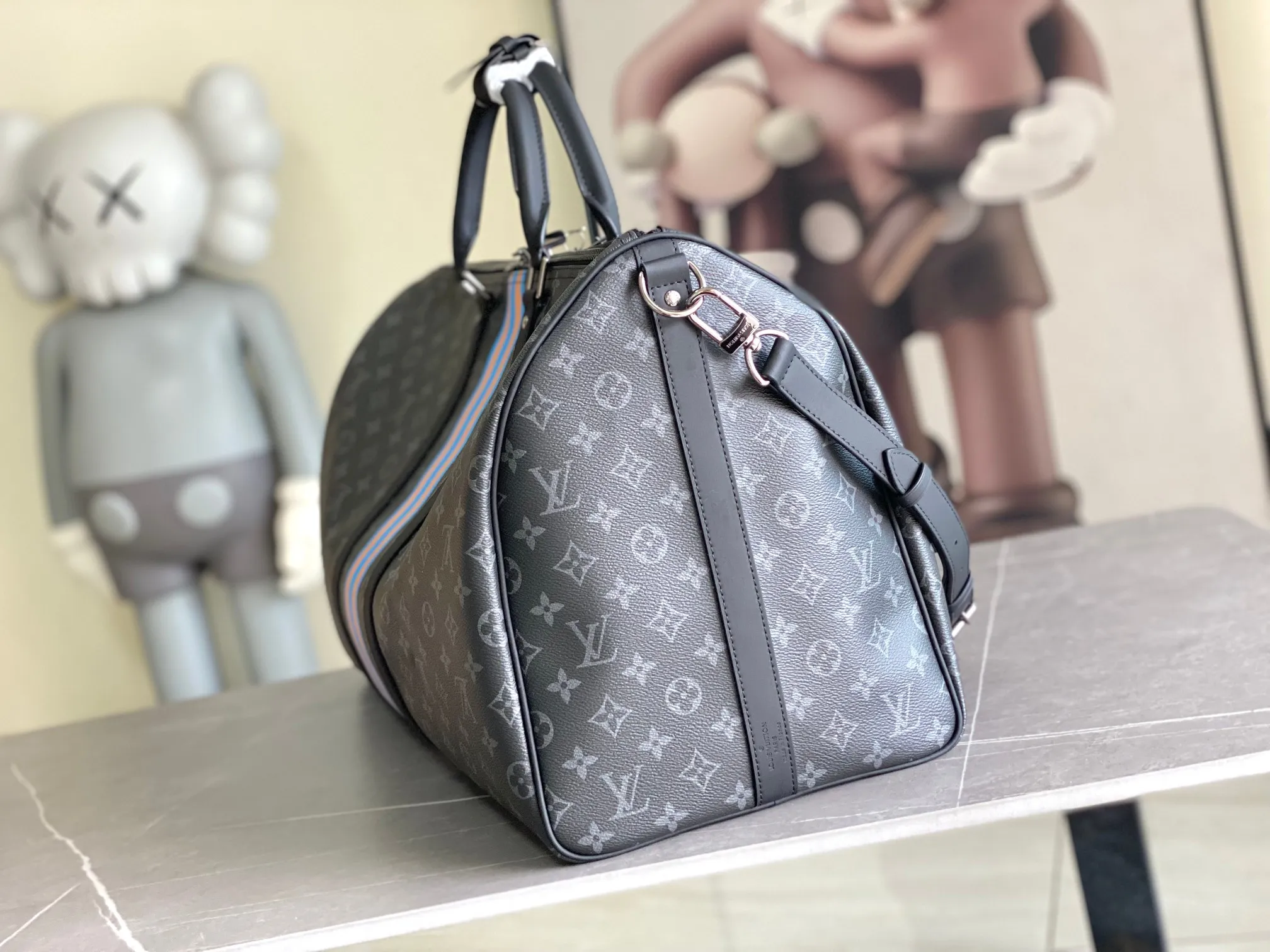 💰1300 Top original model 01951 Virgil Abloh has led the Basketball Keepall 55 travel bag from the brand archives to the basketball court, rendering the NBA logo colors and lines for the classic design. Open the flap to reveal the basketball secured by the inner strap under the grid. 55 x 27 x 20 cm