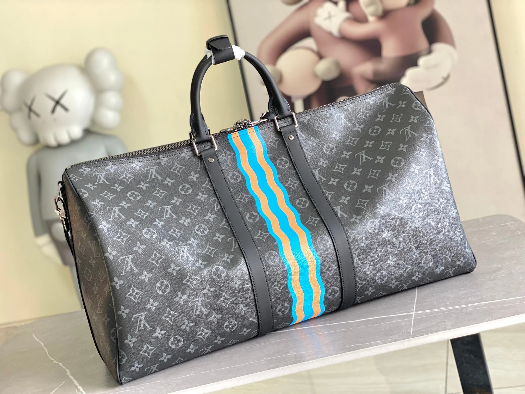 💰1300 Top original model 01951 Virgil Abloh has led the Basketball Keepall 55 travel bag from the brand archives to the basketball court, rendering the NBA logo colors and lines for the classic design. Open the flap to reveal the basketball secured by the inner strap under the grid. 55 x 27 x 20 cm