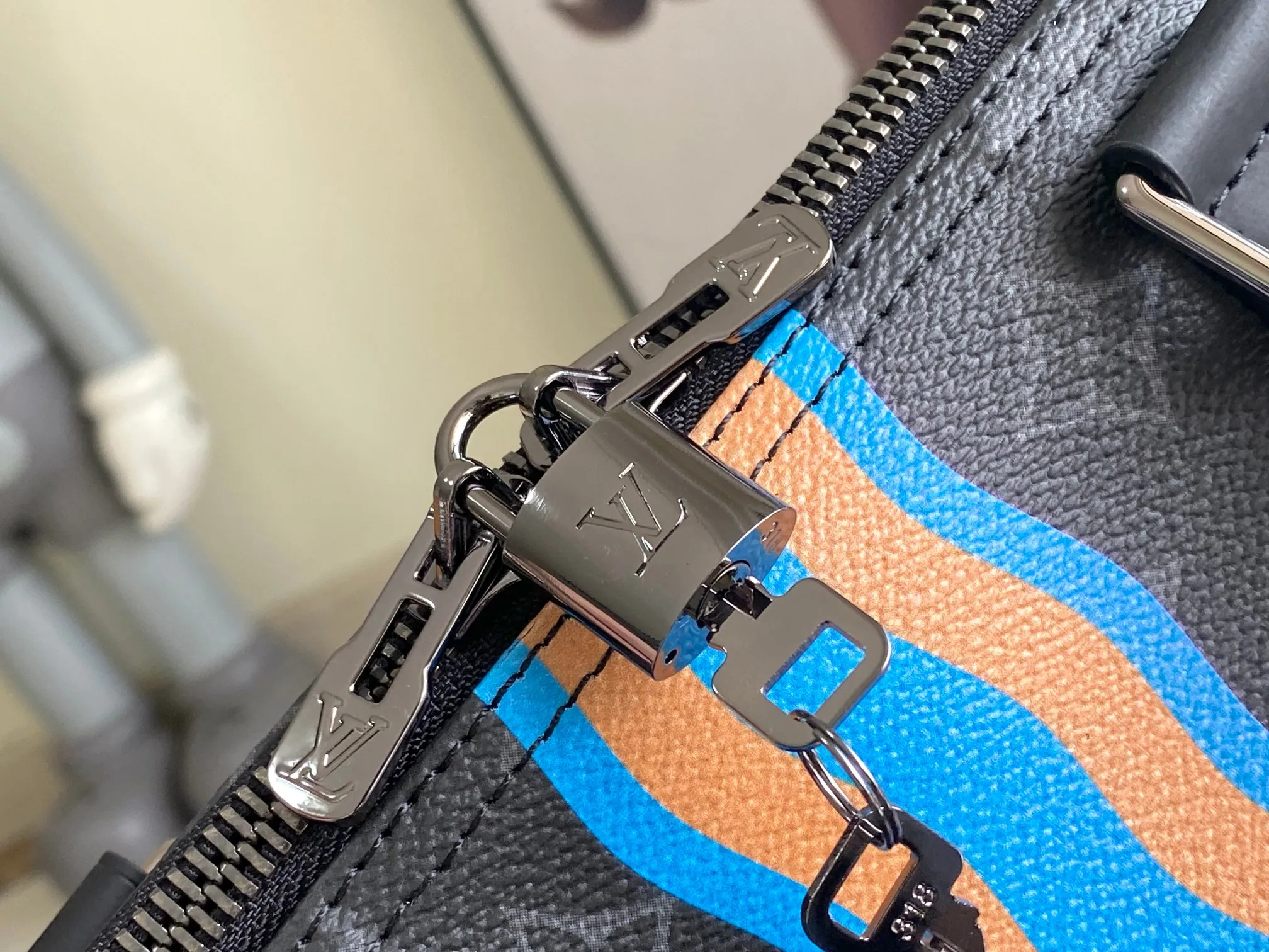 💰1300 Top original model 01951 Virgil Abloh has led the Basketball Keepall 55 travel bag from the brand archives to the basketball court, rendering the NBA logo colors and lines for the classic design. Open the flap to reveal the basketball secured by the inner strap under the grid. 55 x 27 x 20 cm