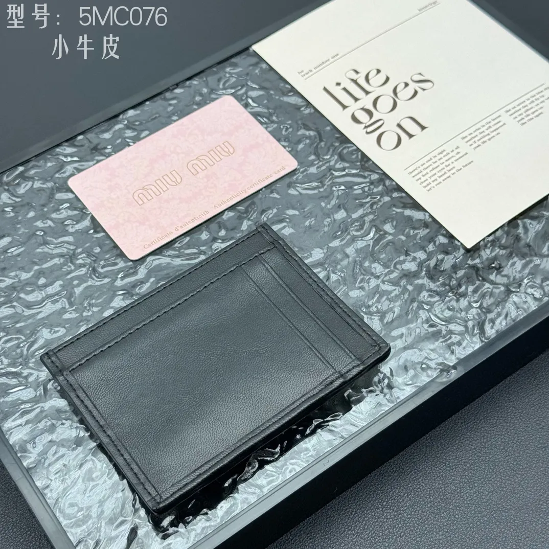 💰110 💎Upgraded original version (quality comparable to the original) pocket wallet💗 Equipped with calfskin, built-in small aromatherapy, new card holder, 💃💃top imported cowhide material 🐮👋Matelasse pattern, miu logo hot stamping inside 💞Six card slots, Moire and leather lining, Model: 5MC076 Size: 8X10.5