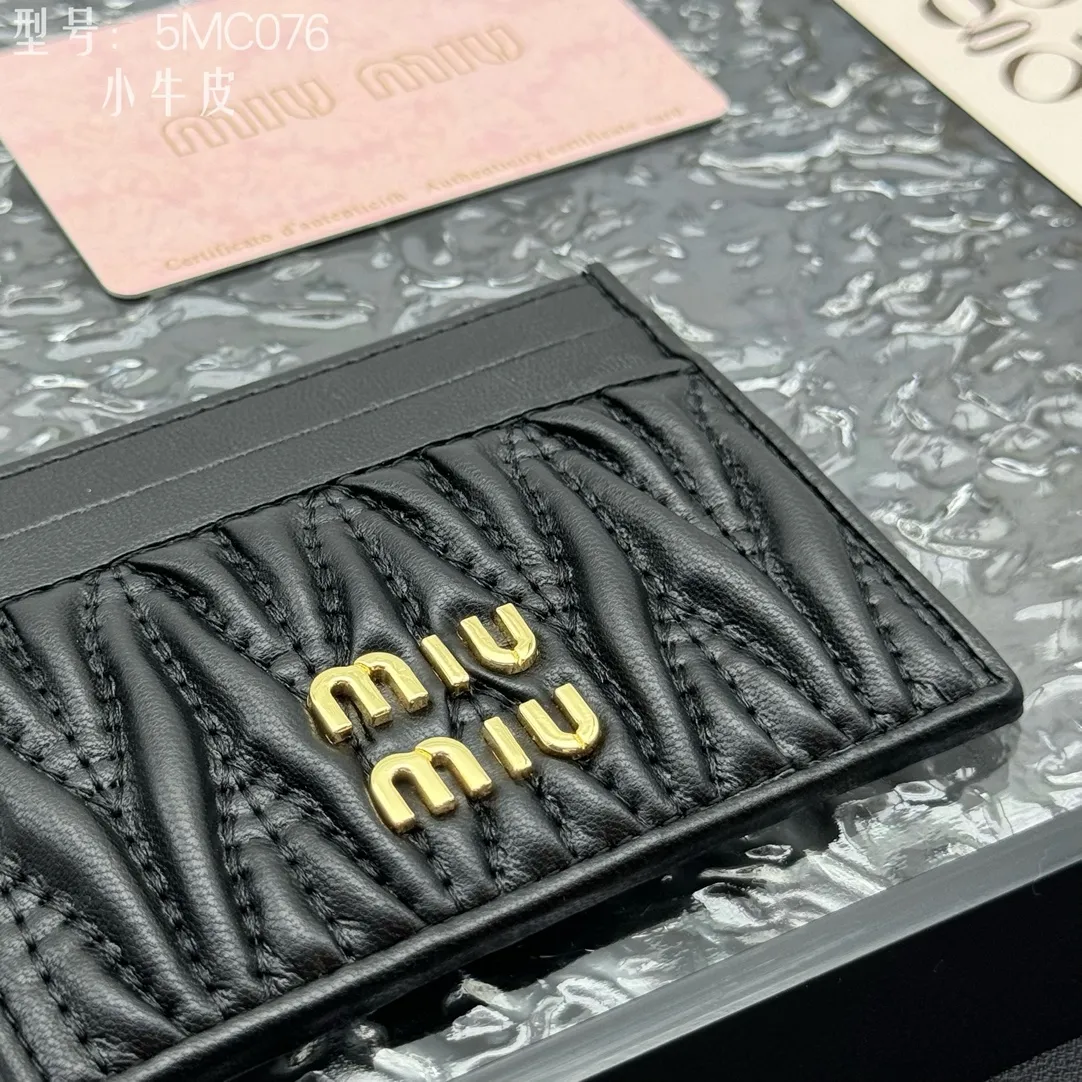 💰110 💎Upgraded original version (quality comparable to the original) pocket wallet💗 Equipped with calfskin, built-in small aromatherapy, new card holder, 💃💃top imported cowhide material 🐮👋Matelasse pattern, miu logo hot stamping inside 💞Six card slots, Moire and leather lining, Model: 5MC076 Size: 8X10.5